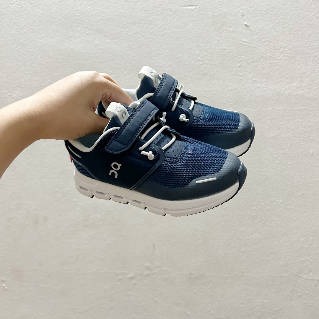 🔗On昂跑魔术贴松紧带儿童运动鞋 尺码：26-37.5码 💥小众童鞋运动鞋来咯～💥 on昂跑缓震魔术贴儿童运动鞋 鞋头增加额外的橡胶垫片🔫加强耐久性 🧿加宽外底搭载多沟槽，更稳固 优化改良的CloudTec专利鞋底科技🪄专为幼童打造🪄超级无敌旋转跳跃好穿-选品中心
