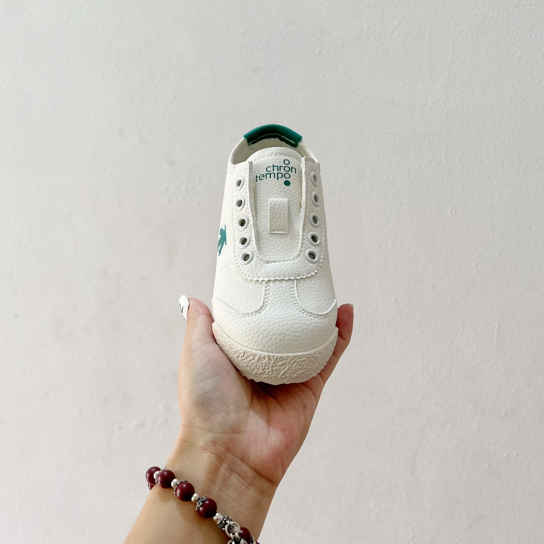 图片[3]-🔗迪桑特儿童一脚蹬皮面小白鞋💫 尺码：26-37码 🌈孩子们的时尚与舒适并重的选择！迪桑特儿童一脚蹬皮面小白鞋，是每个小脚丫的完美伴侣！👟 ✨这款鞋的设计融合了迪桑特品牌的运动精神与童年的趣味元素，鞋身采用细腻的皮面材质，触感柔软，不仅提升了鞋子的整体质感，也保证了良好的透气性。🌬️ 🎨简洁的白色基调搭配优雅的皮质，让鞋子成为任何衣服的百搭之选。无论是日常玩耍还是参加特殊活动，它都能轻松驾驭，展现孩子的自信风采。🎉 👍“一脚蹬”的设计更是贴心，方便孩子们自己快速穿脱，同时也减轻了家长的负担。弹力鞋带与可调节的鞋舌设计，适应不同大小的脚部，确保穿着的舒适度。👌 🛡️鞋底采用耐磨材料，提供足够的抓地力，保护孩子在各种地面安全行走，无论是草地、 ** 还是室内场地。安全又安心！🛡️-选品中心