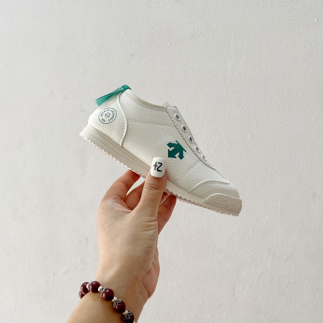 图片[2]-🔗迪桑特儿童一脚蹬皮面小白鞋💫 尺码：26-37码 🌈孩子们的时尚与舒适并重的选择！迪桑特儿童一脚蹬皮面小白鞋，是每个小脚丫的完美伴侣！👟 ✨这款鞋的设计融合了迪桑特品牌的运动精神与童年的趣味元素，鞋身采用细腻的皮面材质，触感柔软，不仅提升了鞋子的整体质感，也保证了良好的透气性。🌬️ 🎨简洁的白色基调搭配优雅的皮质，让鞋子成为任何衣服的百搭之选。无论是日常玩耍还是参加特殊活动，它都能轻松驾驭，展现孩子的自信风采。🎉 👍“一脚蹬”的设计更是贴心，方便孩子们自己快速穿脱，同时也减轻了家长的负担。弹力鞋带与可调节的鞋舌设计，适应不同大小的脚部，确保穿着的舒适度。👌 🛡️鞋底采用耐磨材料，提供足够的抓地力，保护孩子在各种地面安全行走，无论是草地、 ** 还是室内场地。安全又安心！🛡️-选品中心