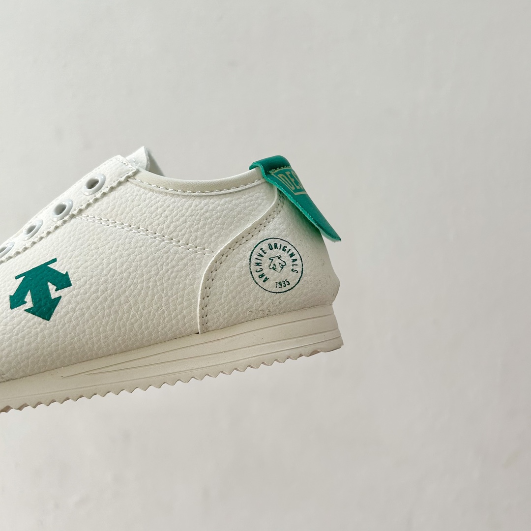 图片[8]-🔗迪桑特儿童一脚蹬皮面小白鞋💫 尺码：26-37码 🌈孩子们的时尚与舒适并重的选择！迪桑特儿童一脚蹬皮面小白鞋，是每个小脚丫的完美伴侣！👟 ✨这款鞋的设计融合了迪桑特品牌的运动精神与童年的趣味元素，鞋身采用细腻的皮面材质，触感柔软，不仅提升了鞋子的整体质感，也保证了良好的透气性。🌬️ 🎨简洁的白色基调搭配优雅的皮质，让鞋子成为任何衣服的百搭之选。无论是日常玩耍还是参加特殊活动，它都能轻松驾驭，展现孩子的自信风采。🎉 👍“一脚蹬”的设计更是贴心，方便孩子们自己快速穿脱，同时也减轻了家长的负担。弹力鞋带与可调节的鞋舌设计，适应不同大小的脚部，确保穿着的舒适度。👌 🛡️鞋底采用耐磨材料，提供足够的抓地力，保护孩子在各种地面安全行走，无论是草地、 ** 还是室内场地。安全又安心！🛡️-选品中心