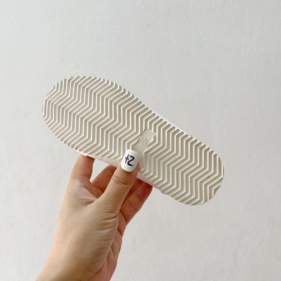 图片[9]-🔗迪桑特儿童一脚蹬皮面小白鞋💫 尺码：26-37码 🌈孩子们的时尚与舒适并重的选择！迪桑特儿童一脚蹬皮面小白鞋，是每个小脚丫的完美伴侣！👟 ✨这款鞋的设计融合了迪桑特品牌的运动精神与童年的趣味元素，鞋身采用细腻的皮面材质，触感柔软，不仅提升了鞋子的整体质感，也保证了良好的透气性。🌬️ 🎨简洁的白色基调搭配优雅的皮质，让鞋子成为任何衣服的百搭之选。无论是日常玩耍还是参加特殊活动，它都能轻松驾驭，展现孩子的自信风采。🎉 👍“一脚蹬”的设计更是贴心，方便孩子们自己快速穿脱，同时也减轻了家长的负担。弹力鞋带与可调节的鞋舌设计，适应不同大小的脚部，确保穿着的舒适度。👌 🛡️鞋底采用耐磨材料，提供足够的抓地力，保护孩子在各种地面安全行走，无论是草地、 ** 还是室内场地。安全又安心！🛡️-选品中心