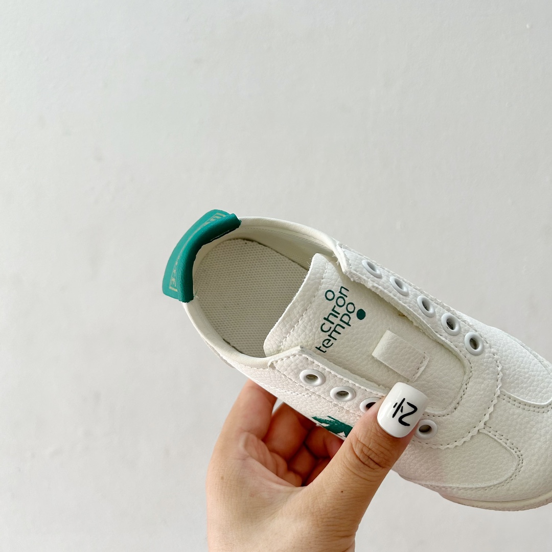 图片[7]-🔗迪桑特儿童一脚蹬皮面小白鞋💫 尺码：26-37码 🌈孩子们的时尚与舒适并重的选择！迪桑特儿童一脚蹬皮面小白鞋，是每个小脚丫的完美伴侣！👟 ✨这款鞋的设计融合了迪桑特品牌的运动精神与童年的趣味元素，鞋身采用细腻的皮面材质，触感柔软，不仅提升了鞋子的整体质感，也保证了良好的透气性。🌬️ 🎨简洁的白色基调搭配优雅的皮质，让鞋子成为任何衣服的百搭之选。无论是日常玩耍还是参加特殊活动，它都能轻松驾驭，展现孩子的自信风采。🎉 👍“一脚蹬”的设计更是贴心，方便孩子们自己快速穿脱，同时也减轻了家长的负担。弹力鞋带与可调节的鞋舌设计，适应不同大小的脚部，确保穿着的舒适度。👌 🛡️鞋底采用耐磨材料，提供足够的抓地力，保护孩子在各种地面安全行走，无论是草地、 ** 还是室内场地。安全又安心！🛡️-选品中心