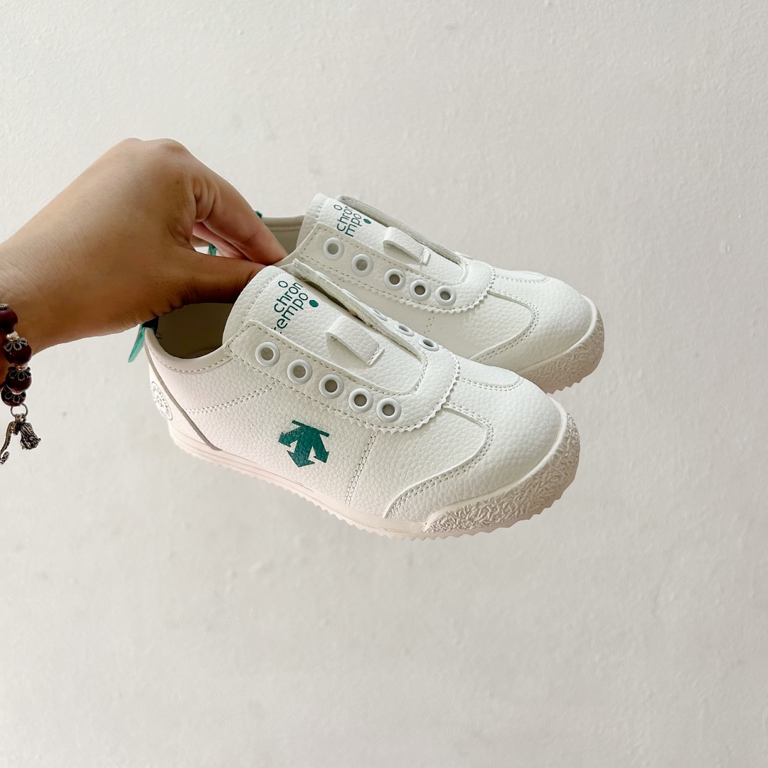 🔗迪桑特儿童一脚蹬皮面小白鞋💫 尺码：26-37码 🌈孩子们的时尚与舒适并重的选择！迪桑特儿童一脚蹬皮面小白鞋，是每个小脚丫的完美伴侣！👟 ✨这款鞋的设计融合了迪桑特品牌的运动精神与童年的趣味元素，鞋身采用细腻的皮面材质，触感柔软，不仅提升了鞋子的整体质感，也保证了良好的透气性。🌬️ 🎨简洁的白色基调搭配优雅的皮质，让鞋子成为任何衣服的百搭之选。无论是日常玩耍还是参加特殊活动，它都能轻松驾驭，展现孩子的自信风采。🎉 👍“一脚蹬”的设计更是贴心，方便孩子们自己快速穿脱，同时也减轻了家长的负担。弹力鞋带与可调节的鞋舌设计，适应不同大小的脚部，确保穿着的舒适度。👌 🛡️鞋底采用耐磨材料，提供足够的抓地力，保护孩子在各种地面安全行走，无论是草地、 ** 还是室内场地。安全又安心！🛡️-选品中心