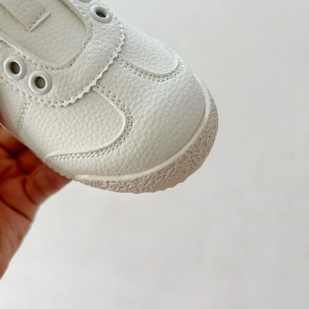 图片[5]-🔗迪桑特儿童一脚蹬皮面小白鞋💫 尺码：26-37码 🌈孩子们的时尚与舒适并重的选择！迪桑特儿童一脚蹬皮面小白鞋，是每个小脚丫的完美伴侣！👟 ✨这款鞋的设计融合了迪桑特品牌的运动精神与童年的趣味元素，鞋身采用细腻的皮面材质，触感柔软，不仅提升了鞋子的整体质感，也保证了良好的透气性。🌬️ 🎨简洁的白色基调搭配优雅的皮质，让鞋子成为任何衣服的百搭之选。无论是日常玩耍还是参加特殊活动，它都能轻松驾驭，展现孩子的自信风采。🎉 👍“一脚蹬”的设计更是贴心，方便孩子们自己快速穿脱，同时也减轻了家长的负担。弹力鞋带与可调节的鞋舌设计，适应不同大小的脚部，确保穿着的舒适度。👌 🛡️鞋底采用耐磨材料，提供足够的抓地力，保护孩子在各种地面安全行走，无论是草地、 ** 还是室内场地。安全又安心！🛡️-选品中心