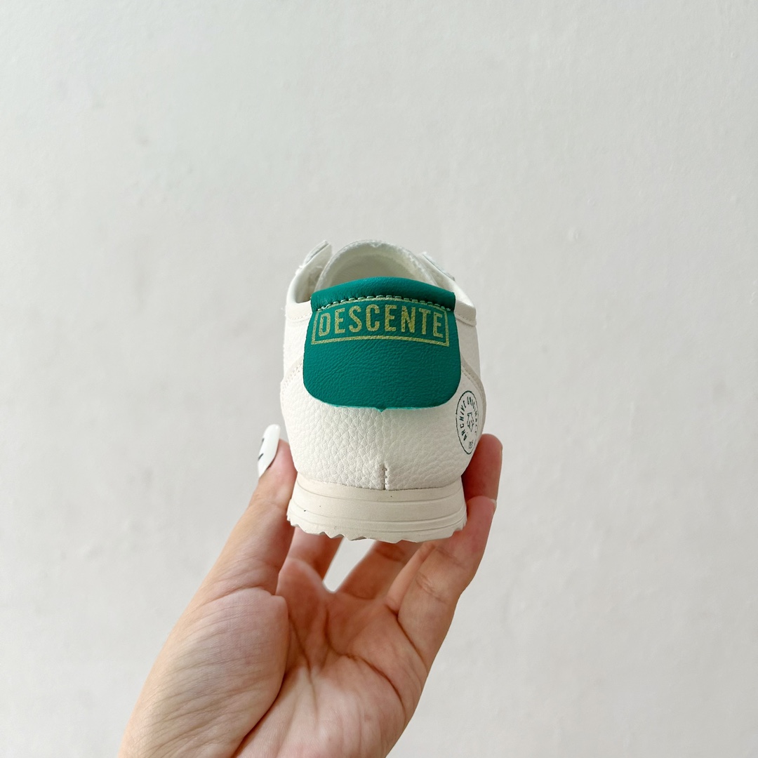 图片[6]-🔗迪桑特儿童一脚蹬皮面小白鞋💫 尺码：26-37码 🌈孩子们的时尚与舒适并重的选择！迪桑特儿童一脚蹬皮面小白鞋，是每个小脚丫的完美伴侣！👟 ✨这款鞋的设计融合了迪桑特品牌的运动精神与童年的趣味元素，鞋身采用细腻的皮面材质，触感柔软，不仅提升了鞋子的整体质感，也保证了良好的透气性。🌬️ 🎨简洁的白色基调搭配优雅的皮质，让鞋子成为任何衣服的百搭之选。无论是日常玩耍还是参加特殊活动，它都能轻松驾驭，展现孩子的自信风采。🎉 👍“一脚蹬”的设计更是贴心，方便孩子们自己快速穿脱，同时也减轻了家长的负担。弹力鞋带与可调节的鞋舌设计，适应不同大小的脚部，确保穿着的舒适度。👌 🛡️鞋底采用耐磨材料，提供足够的抓地力，保护孩子在各种地面安全行走，无论是草地、 ** 还是室内场地。安全又安心！🛡️-选品中心