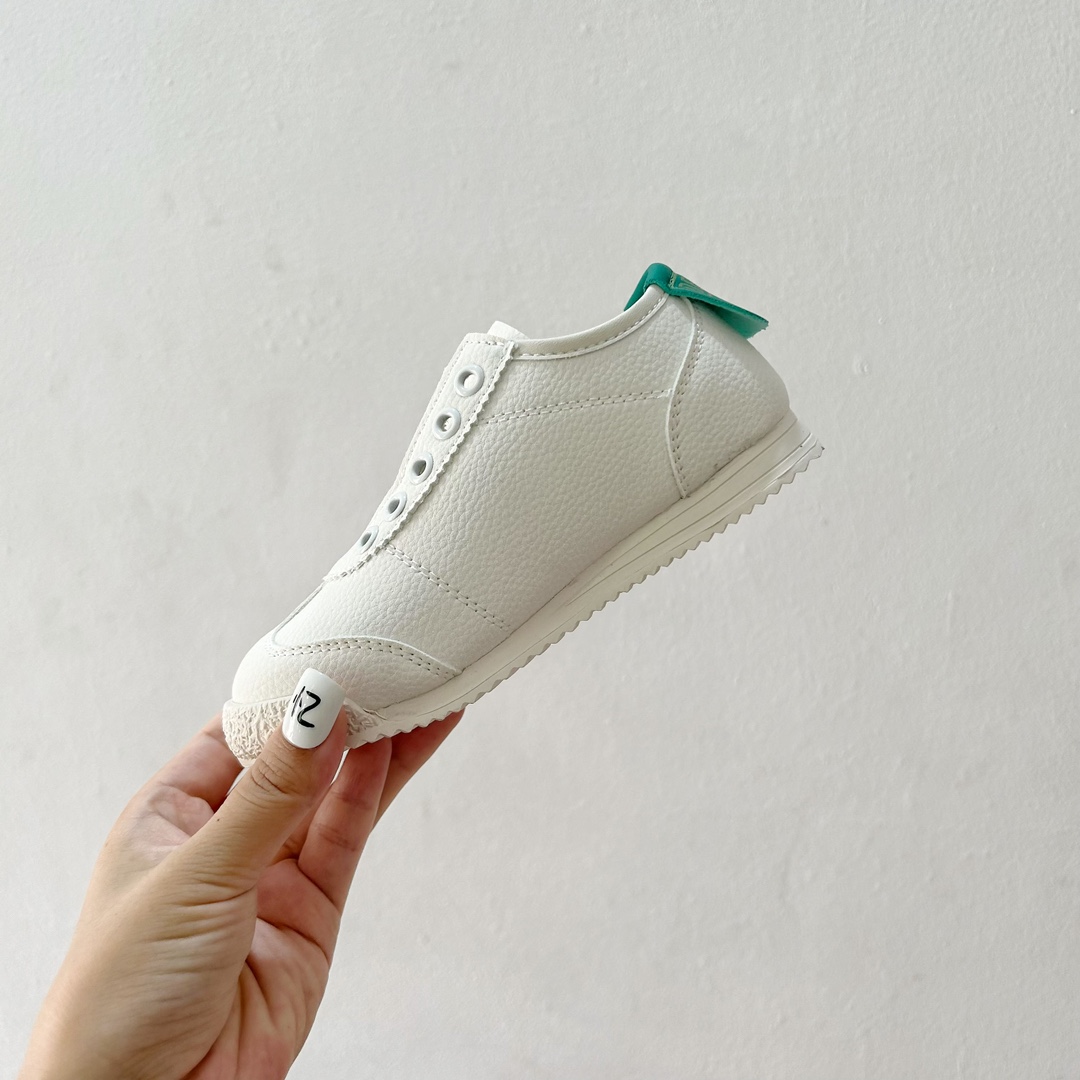 图片[4]-🔗迪桑特儿童一脚蹬皮面小白鞋💫 尺码：26-37码 🌈孩子们的时尚与舒适并重的选择！迪桑特儿童一脚蹬皮面小白鞋，是每个小脚丫的完美伴侣！👟 ✨这款鞋的设计融合了迪桑特品牌的运动精神与童年的趣味元素，鞋身采用细腻的皮面材质，触感柔软，不仅提升了鞋子的整体质感，也保证了良好的透气性。🌬️ 🎨简洁的白色基调搭配优雅的皮质，让鞋子成为任何衣服的百搭之选。无论是日常玩耍还是参加特殊活动，它都能轻松驾驭，展现孩子的自信风采。🎉 👍“一脚蹬”的设计更是贴心，方便孩子们自己快速穿脱，同时也减轻了家长的负担。弹力鞋带与可调节的鞋舌设计，适应不同大小的脚部，确保穿着的舒适度。👌 🛡️鞋底采用耐磨材料，提供足够的抓地力，保护孩子在各种地面安全行走，无论是草地、 ** 还是室内场地。安全又安心！🛡️-选品中心