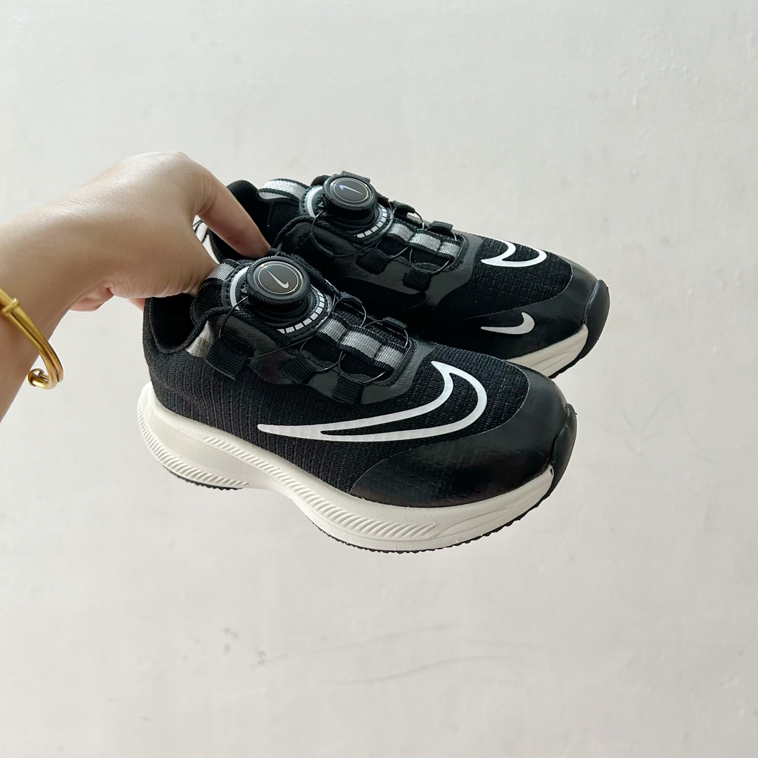 Artículo de beneficio @130 🔗 Zapatos deportivos para niños Nike con gran logo y botón giratorio TALLA: 26-37 🌟Nike ll…