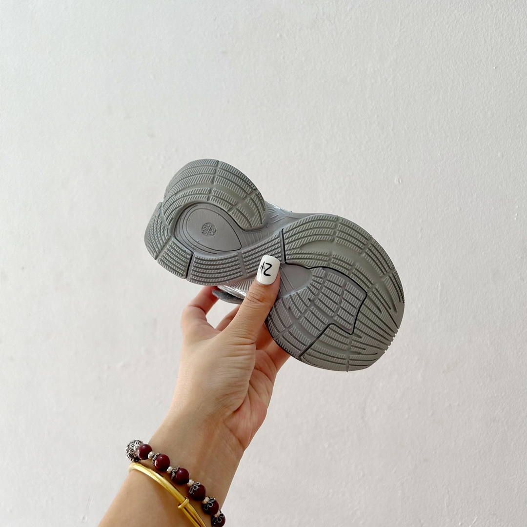 图片[9]-🔗巴黎世家Circuit儿童跑鞋 尺码：26-37码 👟 在孩子们的世界里，一双舒适又酷炫的跑鞋是他们探索新世界的最佳伙伴！🌟✨ 巴黎世家Circuit儿童跑鞋，不仅是一个品牌名的象征，更是小朋友们时尚与运动并存的最佳选择。👠💨 🎨 设计上，这款跑鞋融合了巴黎世家一贯的奢华美学和对细节的极致追求。颜色鲜艳而不失优雅，款式简约却不失个性，每一双鞋都像是艺术品，让孩子们在每一步跳跃中都散发出独特的光芒。🌈 🌱 材质方面，巴黎世家Circuit儿童跑鞋采用了顶级的透气材料，确保小脚丫们在奔跑时也能感受到自由与舒适。鞋子轻巧，支撑力强，为孩子们提供安全的保护，让他们尽情探索户外世界。🌿 🚀 最让人惊喜的是，这款跑鞋还融入了科技元素，提供良好的缓震效果和抓地力，无论是跑道还是草地，都能轻松应对，助力孩子们每一次勇敢的尝试。💪-选品中心