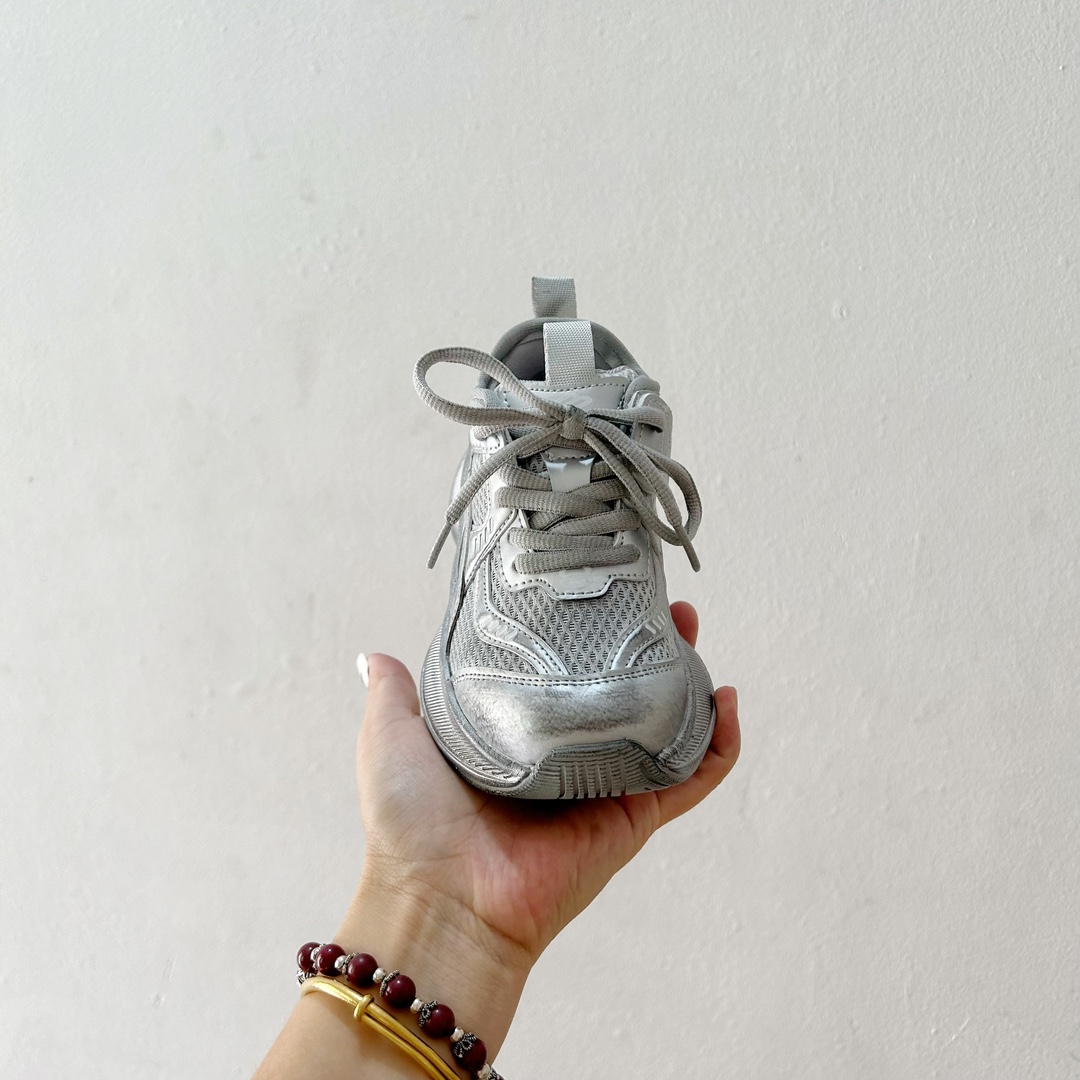 图片[3]-🔗巴黎世家Circuit儿童跑鞋 尺码：26-37码 👟 在孩子们的世界里，一双舒适又酷炫的跑鞋是他们探索新世界的最佳伙伴！🌟✨ 巴黎世家Circuit儿童跑鞋，不仅是一个品牌名的象征，更是小朋友们时尚与运动并存的最佳选择。👠💨 🎨 设计上，这款跑鞋融合了巴黎世家一贯的奢华美学和对细节的极致追求。颜色鲜艳而不失优雅，款式简约却不失个性，每一双鞋都像是艺术品，让孩子们在每一步跳跃中都散发出独特的光芒。🌈 🌱 材质方面，巴黎世家Circuit儿童跑鞋采用了顶级的透气材料，确保小脚丫们在奔跑时也能感受到自由与舒适。鞋子轻巧，支撑力强，为孩子们提供安全的保护，让他们尽情探索户外世界。🌿 🚀 最让人惊喜的是，这款跑鞋还融入了科技元素，提供良好的缓震效果和抓地力，无论是跑道还是草地，都能轻松应对，助力孩子们每一次勇敢的尝试。💪-选品中心