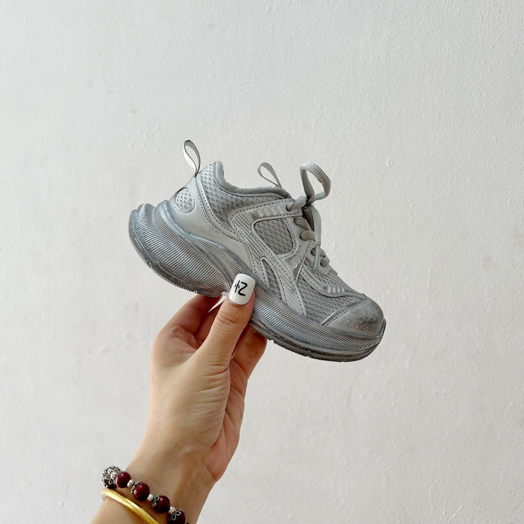 图片[2]-🔗巴黎世家Circuit儿童跑鞋 尺码：26-37码 👟 在孩子们的世界里，一双舒适又酷炫的跑鞋是他们探索新世界的最佳伙伴！🌟✨ 巴黎世家Circuit儿童跑鞋，不仅是一个品牌名的象征，更是小朋友们时尚与运动并存的最佳选择。👠💨 🎨 设计上，这款跑鞋融合了巴黎世家一贯的奢华美学和对细节的极致追求。颜色鲜艳而不失优雅，款式简约却不失个性，每一双鞋都像是艺术品，让孩子们在每一步跳跃中都散发出独特的光芒。🌈 🌱 材质方面，巴黎世家Circuit儿童跑鞋采用了顶级的透气材料，确保小脚丫们在奔跑时也能感受到自由与舒适。鞋子轻巧，支撑力强，为孩子们提供安全的保护，让他们尽情探索户外世界。🌿 🚀 最让人惊喜的是，这款跑鞋还融入了科技元素，提供良好的缓震效果和抓地力，无论是跑道还是草地，都能轻松应对，助力孩子们每一次勇敢的尝试。💪-选品中心