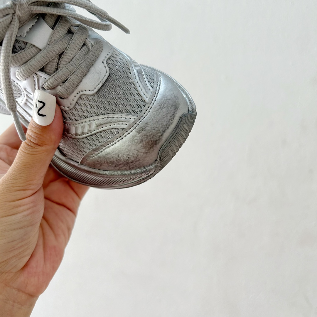 图片[5]-🔗巴黎世家Circuit儿童跑鞋 尺码：26-37码 👟 在孩子们的世界里，一双舒适又酷炫的跑鞋是他们探索新世界的最佳伙伴！🌟✨ 巴黎世家Circuit儿童跑鞋，不仅是一个品牌名的象征，更是小朋友们时尚与运动并存的最佳选择。👠💨 🎨 设计上，这款跑鞋融合了巴黎世家一贯的奢华美学和对细节的极致追求。颜色鲜艳而不失优雅，款式简约却不失个性，每一双鞋都像是艺术品，让孩子们在每一步跳跃中都散发出独特的光芒。🌈 🌱 材质方面，巴黎世家Circuit儿童跑鞋采用了顶级的透气材料，确保小脚丫们在奔跑时也能感受到自由与舒适。鞋子轻巧，支撑力强，为孩子们提供安全的保护，让他们尽情探索户外世界。🌿 🚀 最让人惊喜的是，这款跑鞋还融入了科技元素，提供良好的缓震效果和抓地力，无论是跑道还是草地，都能轻松应对，助力孩子们每一次勇敢的尝试。💪-选品中心