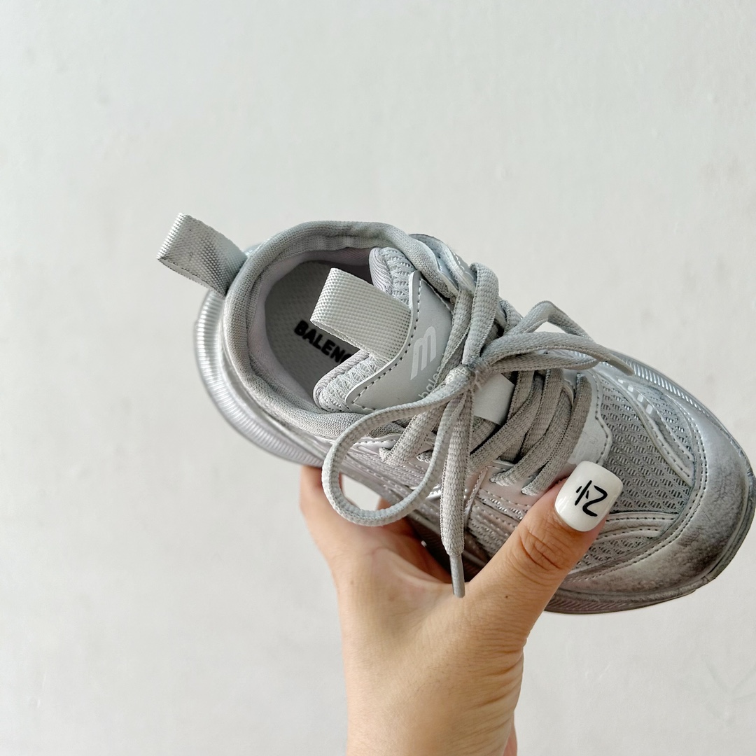 图片[7]-🔗巴黎世家Circuit儿童跑鞋 尺码：26-37码 👟 在孩子们的世界里，一双舒适又酷炫的跑鞋是他们探索新世界的最佳伙伴！🌟✨ 巴黎世家Circuit儿童跑鞋，不仅是一个品牌名的象征，更是小朋友们时尚与运动并存的最佳选择。👠💨 🎨 设计上，这款跑鞋融合了巴黎世家一贯的奢华美学和对细节的极致追求。颜色鲜艳而不失优雅，款式简约却不失个性，每一双鞋都像是艺术品，让孩子们在每一步跳跃中都散发出独特的光芒。🌈 🌱 材质方面，巴黎世家Circuit儿童跑鞋采用了顶级的透气材料，确保小脚丫们在奔跑时也能感受到自由与舒适。鞋子轻巧，支撑力强，为孩子们提供安全的保护，让他们尽情探索户外世界。🌿 🚀 最让人惊喜的是，这款跑鞋还融入了科技元素，提供良好的缓震效果和抓地力，无论是跑道还是草地，都能轻松应对，助力孩子们每一次勇敢的尝试。💪-选品中心