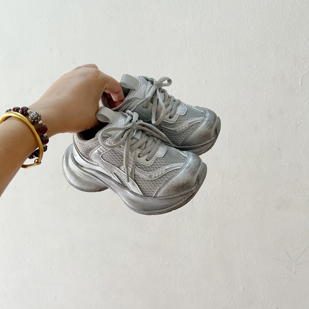 🔗巴黎世家Circuit儿童跑鞋 尺码：26-37码 👟 在孩子们的世界里，一双舒适又酷炫的跑鞋是他们探索新世界的最佳伙伴！🌟✨ 巴黎世家Circuit儿童跑鞋，不仅是一个品牌名的象征，更是小朋友们时尚与运动并存的最佳选择。👠💨 🎨 设计上，这款跑鞋融合了巴黎世家一贯的奢华美学和对细节的极致追求。颜色鲜艳而不失优雅，款式简约却不失个性，每一双鞋都像是艺术品，让孩子们在每一步跳跃中都散发出独特的光芒。🌈 🌱 材质方面，巴黎世家Circuit儿童跑鞋采用了顶级的透气材料，确保小脚丫们在奔跑时也能感受到自由与舒适。鞋子轻巧，支撑力强，为孩子们提供安全的保护，让他们尽情探索户外世界。🌿 🚀 最让人惊喜的是，这款跑鞋还融入了科技元素，提供良好的缓震效果和抓地力，无论是跑道还是草地，都能轻松应对，助力孩子们每一次勇敢的尝试。💪-选品中心