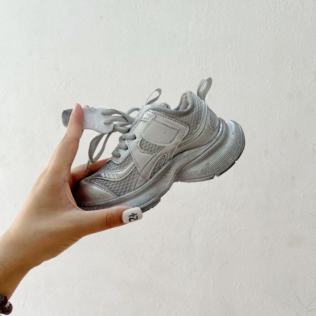 图片[8]-🔗巴黎世家Circuit儿童跑鞋 尺码：26-37码 👟 在孩子们的世界里，一双舒适又酷炫的跑鞋是他们探索新世界的最佳伙伴！🌟✨ 巴黎世家Circuit儿童跑鞋，不仅是一个品牌名的象征，更是小朋友们时尚与运动并存的最佳选择。👠💨 🎨 设计上，这款跑鞋融合了巴黎世家一贯的奢华美学和对细节的极致追求。颜色鲜艳而不失优雅，款式简约却不失个性，每一双鞋都像是艺术品，让孩子们在每一步跳跃中都散发出独特的光芒。🌈 🌱 材质方面，巴黎世家Circuit儿童跑鞋采用了顶级的透气材料，确保小脚丫们在奔跑时也能感受到自由与舒适。鞋子轻巧，支撑力强，为孩子们提供安全的保护，让他们尽情探索户外世界。🌿 🚀 最让人惊喜的是，这款跑鞋还融入了科技元素，提供良好的缓震效果和抓地力，无论是跑道还是草地，都能轻松应对，助力孩子们每一次勇敢的尝试。💪-选品中心