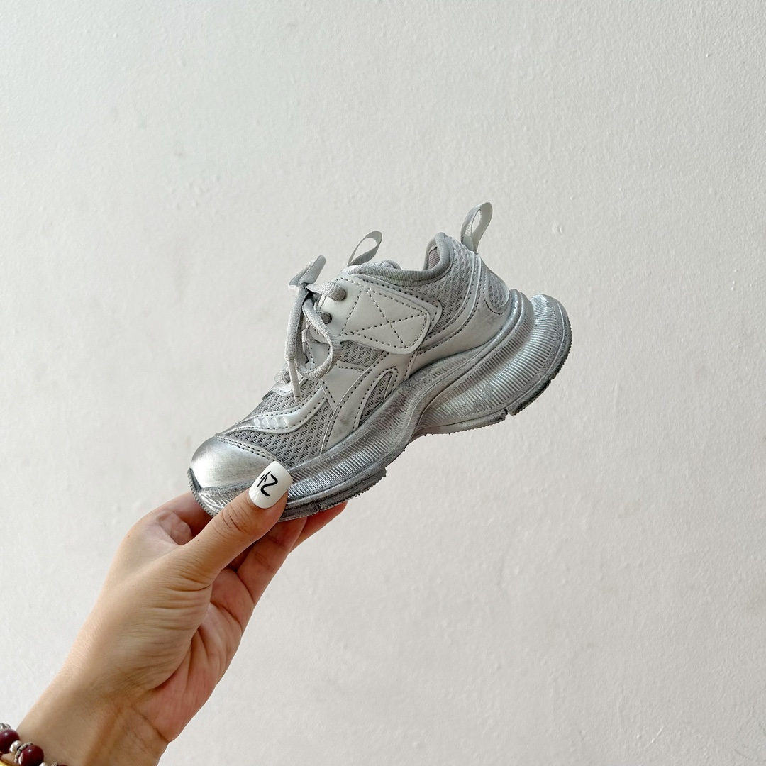 图片[4]-🔗巴黎世家Circuit儿童跑鞋 尺码：26-37码 👟 在孩子们的世界里，一双舒适又酷炫的跑鞋是他们探索新世界的最佳伙伴！🌟✨ 巴黎世家Circuit儿童跑鞋，不仅是一个品牌名的象征，更是小朋友们时尚与运动并存的最佳选择。👠💨 🎨 设计上，这款跑鞋融合了巴黎世家一贯的奢华美学和对细节的极致追求。颜色鲜艳而不失优雅，款式简约却不失个性，每一双鞋都像是艺术品，让孩子们在每一步跳跃中都散发出独特的光芒。🌈 🌱 材质方面，巴黎世家Circuit儿童跑鞋采用了顶级的透气材料，确保小脚丫们在奔跑时也能感受到自由与舒适。鞋子轻巧，支撑力强，为孩子们提供安全的保护，让他们尽情探索户外世界。🌿 🚀 最让人惊喜的是，这款跑鞋还融入了科技元素，提供良好的缓震效果和抓地力，无论是跑道还是草地，都能轻松应对，助力孩子们每一次勇敢的尝试。💪-选品中心