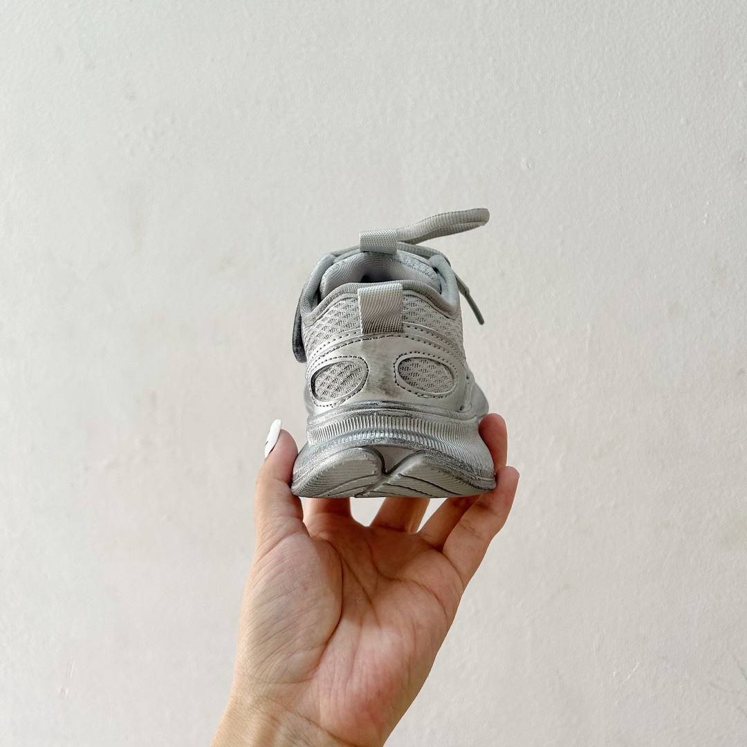 图片[6]-🔗巴黎世家Circuit儿童跑鞋 尺码：26-37码 👟 在孩子们的世界里，一双舒适又酷炫的跑鞋是他们探索新世界的最佳伙伴！🌟✨ 巴黎世家Circuit儿童跑鞋，不仅是一个品牌名的象征，更是小朋友们时尚与运动并存的最佳选择。👠💨 🎨 设计上，这款跑鞋融合了巴黎世家一贯的奢华美学和对细节的极致追求。颜色鲜艳而不失优雅，款式简约却不失个性，每一双鞋都像是艺术品，让孩子们在每一步跳跃中都散发出独特的光芒。🌈 🌱 材质方面，巴黎世家Circuit儿童跑鞋采用了顶级的透气材料，确保小脚丫们在奔跑时也能感受到自由与舒适。鞋子轻巧，支撑力强，为孩子们提供安全的保护，让他们尽情探索户外世界。🌿 🚀 最让人惊喜的是，这款跑鞋还融入了科技元素，提供良好的缓震效果和抓地力，无论是跑道还是草地，都能轻松应对，助力孩子们每一次勇敢的尝试。💪-选品中心