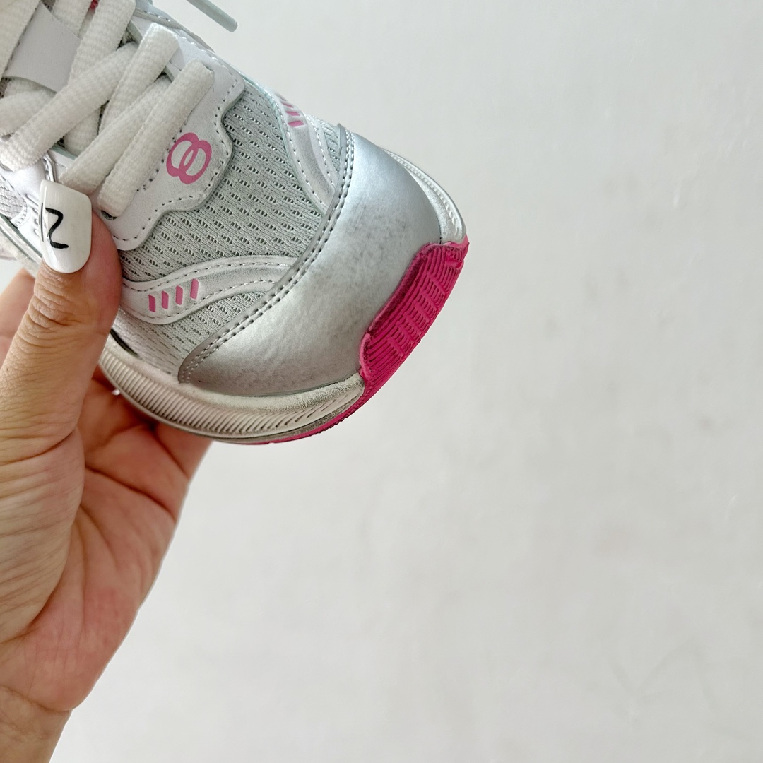 图片[5]-🔗巴黎世家Circuit儿童跑鞋 尺码：26-37码 👟 在孩子们的世界里，一双舒适又酷炫的跑鞋是他们探索新世界的最佳伙伴！🌟✨ 巴黎世家Circuit儿童跑鞋，不仅是一个品牌名的象征，更是小朋友们时尚与运动并存的最佳选择。👠💨 🎨 设计上，这款跑鞋融合了巴黎世家一贯的奢华美学和对细节的极致追求。颜色鲜艳而不失优雅，款式简约却不失个性，每一双鞋都像是艺术品，让孩子们在每一步跳跃中都散发出独特的光芒。🌈 🌱 材质方面，巴黎世家Circuit儿童跑鞋采用了顶级的透气材料，确保小脚丫们在奔跑时也能感受到自由与舒适。鞋子轻巧，支撑力强，为孩子们提供安全的保护，让他们尽情探索户外世界。🌿 🚀 最让人惊喜的是，这款跑鞋还融入了科技元素，提供良好的缓震效果和抓地力，无论是跑道还是草地，都能轻松应对，助力孩子们每一次勇敢的尝试。💪-选品中心