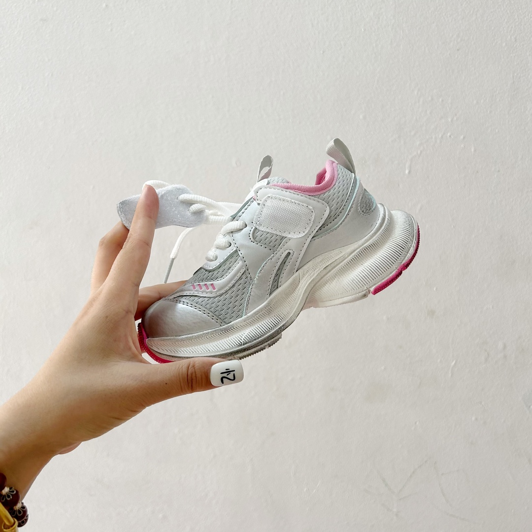 图片[8]-🔗巴黎世家Circuit儿童跑鞋 尺码：26-37码 👟 在孩子们的世界里，一双舒适又酷炫的跑鞋是他们探索新世界的最佳伙伴！🌟✨ 巴黎世家Circuit儿童跑鞋，不仅是一个品牌名的象征，更是小朋友们时尚与运动并存的最佳选择。👠💨 🎨 设计上，这款跑鞋融合了巴黎世家一贯的奢华美学和对细节的极致追求。颜色鲜艳而不失优雅，款式简约却不失个性，每一双鞋都像是艺术品，让孩子们在每一步跳跃中都散发出独特的光芒。🌈 🌱 材质方面，巴黎世家Circuit儿童跑鞋采用了顶级的透气材料，确保小脚丫们在奔跑时也能感受到自由与舒适。鞋子轻巧，支撑力强，为孩子们提供安全的保护，让他们尽情探索户外世界。🌿 🚀 最让人惊喜的是，这款跑鞋还融入了科技元素，提供良好的缓震效果和抓地力，无论是跑道还是草地，都能轻松应对，助力孩子们每一次勇敢的尝试。💪-选品中心