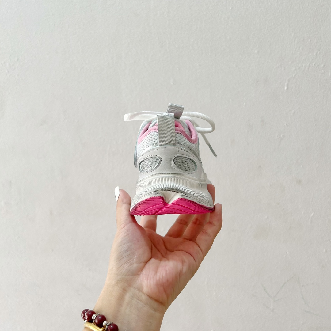 图片[6]-🔗巴黎世家Circuit儿童跑鞋 尺码：26-37码 👟 在孩子们的世界里，一双舒适又酷炫的跑鞋是他们探索新世界的最佳伙伴！🌟✨ 巴黎世家Circuit儿童跑鞋，不仅是一个品牌名的象征，更是小朋友们时尚与运动并存的最佳选择。👠💨 🎨 设计上，这款跑鞋融合了巴黎世家一贯的奢华美学和对细节的极致追求。颜色鲜艳而不失优雅，款式简约却不失个性，每一双鞋都像是艺术品，让孩子们在每一步跳跃中都散发出独特的光芒。🌈 🌱 材质方面，巴黎世家Circuit儿童跑鞋采用了顶级的透气材料，确保小脚丫们在奔跑时也能感受到自由与舒适。鞋子轻巧，支撑力强，为孩子们提供安全的保护，让他们尽情探索户外世界。🌿 🚀 最让人惊喜的是，这款跑鞋还融入了科技元素，提供良好的缓震效果和抓地力，无论是跑道还是草地，都能轻松应对，助力孩子们每一次勇敢的尝试。💪-选品中心