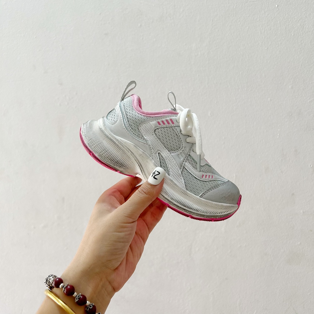 图片[2]-🔗巴黎世家Circuit儿童跑鞋 尺码：26-37码 👟 在孩子们的世界里，一双舒适又酷炫的跑鞋是他们探索新世界的最佳伙伴！🌟✨ 巴黎世家Circuit儿童跑鞋，不仅是一个品牌名的象征，更是小朋友们时尚与运动并存的最佳选择。👠💨 🎨 设计上，这款跑鞋融合了巴黎世家一贯的奢华美学和对细节的极致追求。颜色鲜艳而不失优雅，款式简约却不失个性，每一双鞋都像是艺术品，让孩子们在每一步跳跃中都散发出独特的光芒。🌈 🌱 材质方面，巴黎世家Circuit儿童跑鞋采用了顶级的透气材料，确保小脚丫们在奔跑时也能感受到自由与舒适。鞋子轻巧，支撑力强，为孩子们提供安全的保护，让他们尽情探索户外世界。🌿 🚀 最让人惊喜的是，这款跑鞋还融入了科技元素，提供良好的缓震效果和抓地力，无论是跑道还是草地，都能轻松应对，助力孩子们每一次勇敢的尝试。💪-选品中心