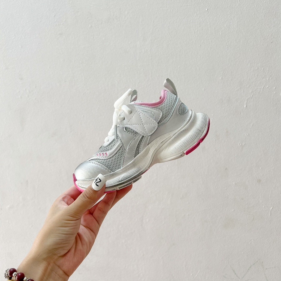 图片[4]-🔗巴黎世家Circuit儿童跑鞋 尺码：26-37码 👟 在孩子们的世界里，一双舒适又酷炫的跑鞋是他们探索新世界的最佳伙伴！🌟✨ 巴黎世家Circuit儿童跑鞋，不仅是一个品牌名的象征，更是小朋友们时尚与运动并存的最佳选择。👠💨 🎨 设计上，这款跑鞋融合了巴黎世家一贯的奢华美学和对细节的极致追求。颜色鲜艳而不失优雅，款式简约却不失个性，每一双鞋都像是艺术品，让孩子们在每一步跳跃中都散发出独特的光芒。🌈 🌱 材质方面，巴黎世家Circuit儿童跑鞋采用了顶级的透气材料，确保小脚丫们在奔跑时也能感受到自由与舒适。鞋子轻巧，支撑力强，为孩子们提供安全的保护，让他们尽情探索户外世界。🌿 🚀 最让人惊喜的是，这款跑鞋还融入了科技元素，提供良好的缓震效果和抓地力，无论是跑道还是草地，都能轻松应对，助力孩子们每一次勇敢的尝试。💪-选品中心