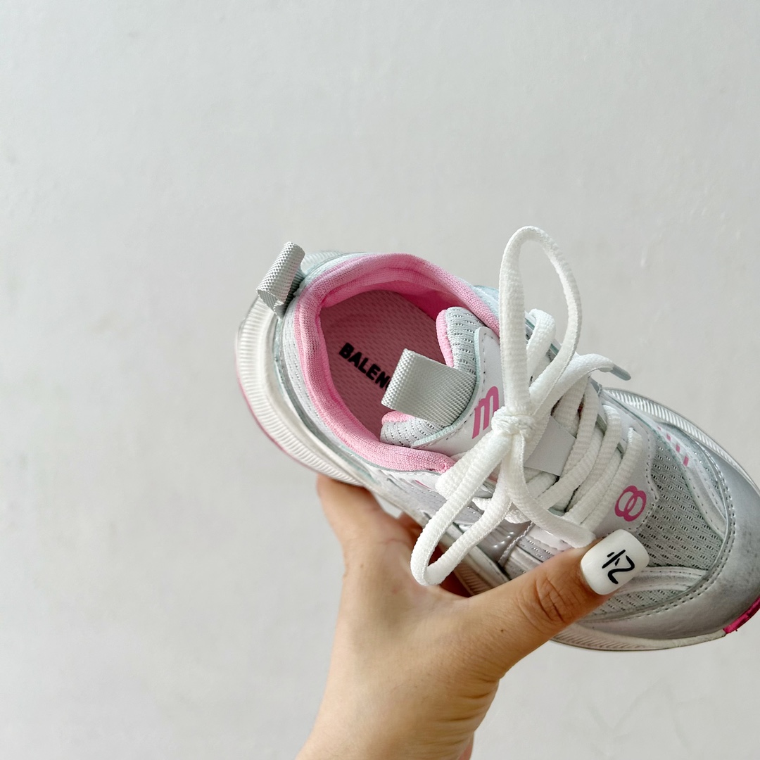 图片[7]-🔗巴黎世家Circuit儿童跑鞋 尺码：26-37码 👟 在孩子们的世界里，一双舒适又酷炫的跑鞋是他们探索新世界的最佳伙伴！🌟✨ 巴黎世家Circuit儿童跑鞋，不仅是一个品牌名的象征，更是小朋友们时尚与运动并存的最佳选择。👠💨 🎨 设计上，这款跑鞋融合了巴黎世家一贯的奢华美学和对细节的极致追求。颜色鲜艳而不失优雅，款式简约却不失个性，每一双鞋都像是艺术品，让孩子们在每一步跳跃中都散发出独特的光芒。🌈 🌱 材质方面，巴黎世家Circuit儿童跑鞋采用了顶级的透气材料，确保小脚丫们在奔跑时也能感受到自由与舒适。鞋子轻巧，支撑力强，为孩子们提供安全的保护，让他们尽情探索户外世界。🌿 🚀 最让人惊喜的是，这款跑鞋还融入了科技元素，提供良好的缓震效果和抓地力，无论是跑道还是草地，都能轻松应对，助力孩子们每一次勇敢的尝试。💪-选品中心