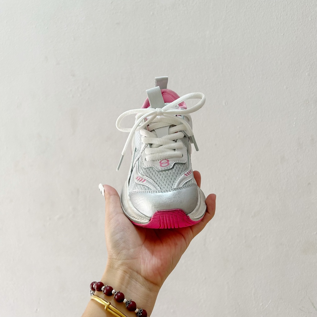 图片[3]-🔗巴黎世家Circuit儿童跑鞋 尺码：26-37码 👟 在孩子们的世界里，一双舒适又酷炫的跑鞋是他们探索新世界的最佳伙伴！🌟✨ 巴黎世家Circuit儿童跑鞋，不仅是一个品牌名的象征，更是小朋友们时尚与运动并存的最佳选择。👠💨 🎨 设计上，这款跑鞋融合了巴黎世家一贯的奢华美学和对细节的极致追求。颜色鲜艳而不失优雅，款式简约却不失个性，每一双鞋都像是艺术品，让孩子们在每一步跳跃中都散发出独特的光芒。🌈 🌱 材质方面，巴黎世家Circuit儿童跑鞋采用了顶级的透气材料，确保小脚丫们在奔跑时也能感受到自由与舒适。鞋子轻巧，支撑力强，为孩子们提供安全的保护，让他们尽情探索户外世界。🌿 🚀 最让人惊喜的是，这款跑鞋还融入了科技元素，提供良好的缓震效果和抓地力，无论是跑道还是草地，都能轻松应对，助力孩子们每一次勇敢的尝试。💪-选品中心