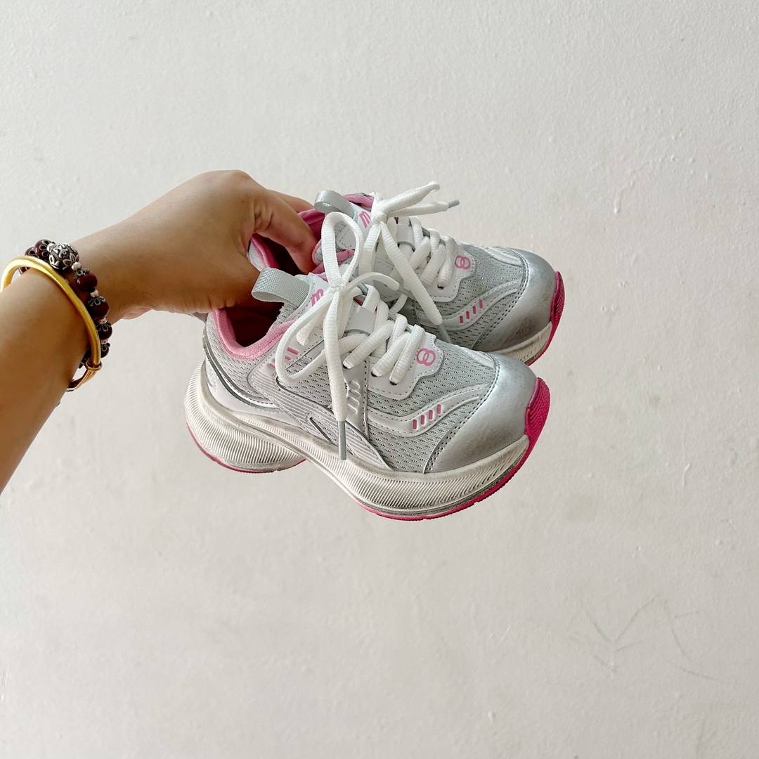 🔗巴黎世家Circuit儿童跑鞋 尺码：26-37码 👟 在孩子们的世界里，一双舒适又酷炫的跑鞋是他们探索新世界的最佳伙伴！🌟✨ 巴黎世家Circuit儿童跑鞋，不仅是一个品牌名的象征，更是小朋友们时尚与运动并存的最佳选择。👠💨 🎨 设计上，这款跑鞋融合了巴黎世家一贯的奢华美学和对细节的极致追求。颜色鲜艳而不失优雅，款式简约却不失个性，每一双鞋都像是艺术品，让孩子们在每一步跳跃中都散发出独特的光芒。🌈 🌱 材质方面，巴黎世家Circuit儿童跑鞋采用了顶级的透气材料，确保小脚丫们在奔跑时也能感受到自由与舒适。鞋子轻巧，支撑力强，为孩子们提供安全的保护，让他们尽情探索户外世界。🌿 🚀 最让人惊喜的是，这款跑鞋还融入了科技元素，提供良好的缓震效果和抓地力，无论是跑道还是草地，都能轻松应对，助力孩子们每一次勇敢的尝试。💪-选品中心