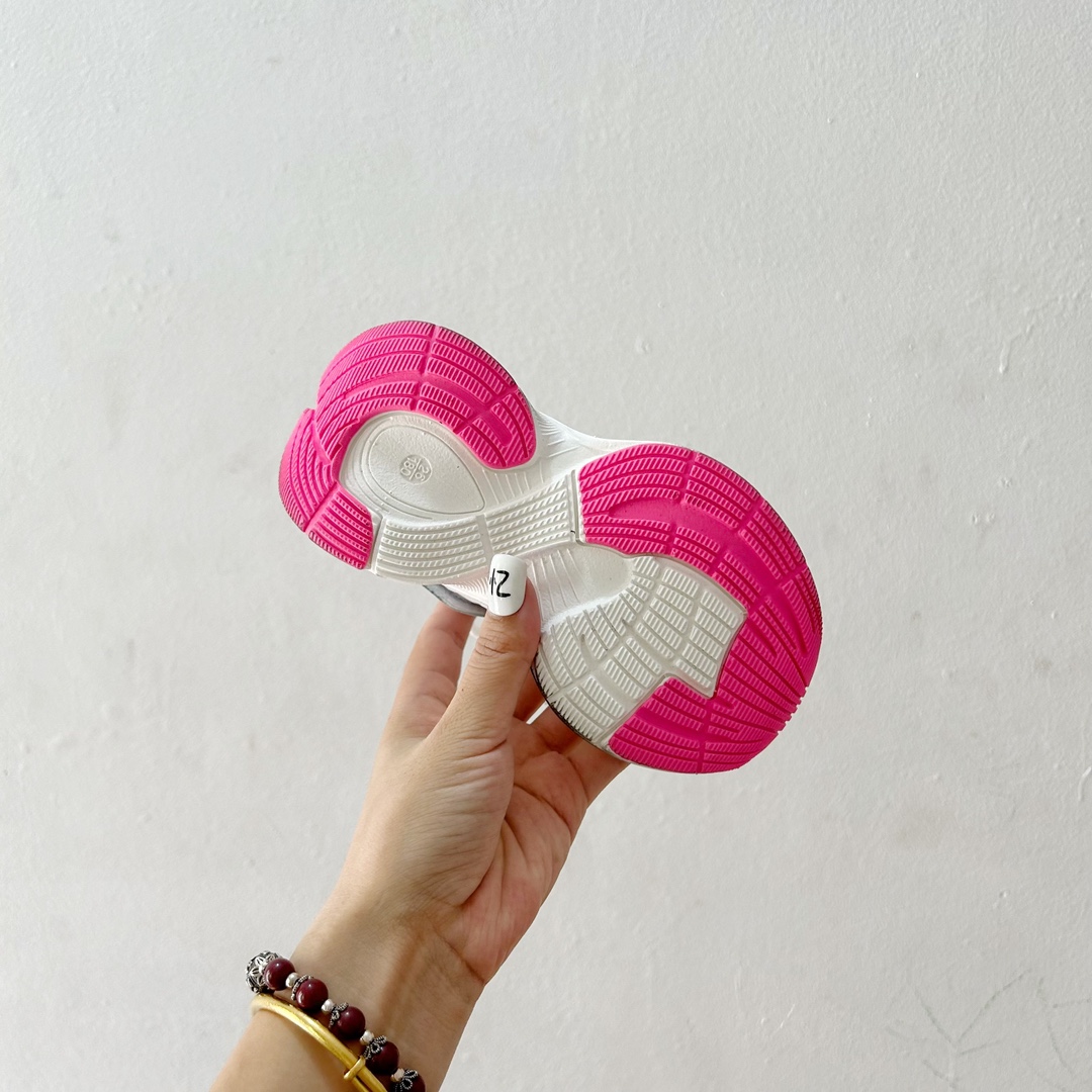 图片[9]-🔗巴黎世家Circuit儿童跑鞋 尺码：26-37码 👟 在孩子们的世界里，一双舒适又酷炫的跑鞋是他们探索新世界的最佳伙伴！🌟✨ 巴黎世家Circuit儿童跑鞋，不仅是一个品牌名的象征，更是小朋友们时尚与运动并存的最佳选择。👠💨 🎨 设计上，这款跑鞋融合了巴黎世家一贯的奢华美学和对细节的极致追求。颜色鲜艳而不失优雅，款式简约却不失个性，每一双鞋都像是艺术品，让孩子们在每一步跳跃中都散发出独特的光芒。🌈 🌱 材质方面，巴黎世家Circuit儿童跑鞋采用了顶级的透气材料，确保小脚丫们在奔跑时也能感受到自由与舒适。鞋子轻巧，支撑力强，为孩子们提供安全的保护，让他们尽情探索户外世界。🌿 🚀 最让人惊喜的是，这款跑鞋还融入了科技元素，提供良好的缓震效果和抓地力，无论是跑道还是草地，都能轻松应对，助力孩子们每一次勇敢的尝试。💪-选品中心