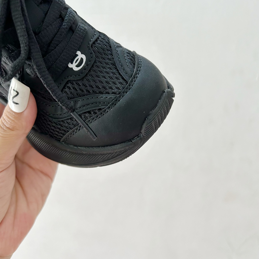 图片[5]-🔗巴黎世家Circuit儿童跑鞋 尺码：26-37码 👟 在孩子们的世界里，一双舒适又酷炫的跑鞋是他们探索新世界的最佳伙伴！🌟✨ 巴黎世家Circuit儿童跑鞋，不仅是一个品牌名的象征，更是小朋友们时尚与运动并存的最佳选择。👠💨 🎨 设计上，这款跑鞋融合了巴黎世家一贯的奢华美学和对细节的极致追求。颜色鲜艳而不失优雅，款式简约却不失个性，每一双鞋都像是艺术品，让孩子们在每一步跳跃中都散发出独特的光芒。🌈 🌱 材质方面，巴黎世家Circuit儿童跑鞋采用了顶级的透气材料，确保小脚丫们在奔跑时也能感受到自由与舒适。鞋子轻巧，支撑力强，为孩子们提供安全的保护，让他们尽情探索户外世界。🌿 🚀 最让人惊喜的是，这款跑鞋还融入了科技元素，提供良好的缓震效果和抓地力，无论是跑道还是草地，都能轻松应对，助力孩子们每一次勇敢的尝试。💪-选品中心