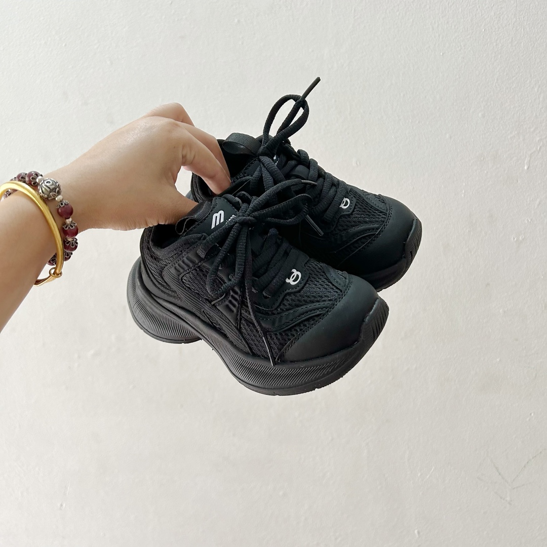 🔗巴黎世家Circuit儿童跑鞋 尺码：26-37码 👟 在孩子们的世界里，一双舒适又酷炫的跑鞋是他们探索新世界的最佳伙伴！🌟✨ 巴黎世家Circuit儿童跑鞋，不仅是一个品牌名的象征，更是小朋友们时尚与运动并存的最佳选择。👠💨 🎨 设计上，这款跑鞋融合了巴黎世家一贯的奢华美学和对细节的极致追求。颜色鲜艳而不失优雅，款式简约却不失个性，每一双鞋都像是艺术品，让孩子们在每一步跳跃中都散发出独特的光芒。🌈 🌱 材质方面，巴黎世家Circuit儿童跑鞋采用了顶级的透气材料，确保小脚丫们在奔跑时也能感受到自由与舒适。鞋子轻巧，支撑力强，为孩子们提供安全的保护，让他们尽情探索户外世界。🌿 🚀 最让人惊喜的是，这款跑鞋还融入了科技元素，提供良好的缓震效果和抓地力，无论是跑道还是草地，都能轻松应对，助力孩子们每一次勇敢的尝试。💪-选品中心