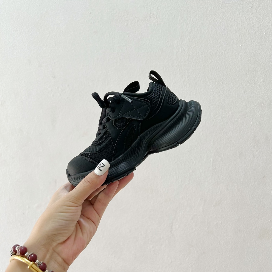 图片[4]-🔗巴黎世家Circuit儿童跑鞋 尺码：26-37码 👟 在孩子们的世界里，一双舒适又酷炫的跑鞋是他们探索新世界的最佳伙伴！🌟✨ 巴黎世家Circuit儿童跑鞋，不仅是一个品牌名的象征，更是小朋友们时尚与运动并存的最佳选择。👠💨 🎨 设计上，这款跑鞋融合了巴黎世家一贯的奢华美学和对细节的极致追求。颜色鲜艳而不失优雅，款式简约却不失个性，每一双鞋都像是艺术品，让孩子们在每一步跳跃中都散发出独特的光芒。🌈 🌱 材质方面，巴黎世家Circuit儿童跑鞋采用了顶级的透气材料，确保小脚丫们在奔跑时也能感受到自由与舒适。鞋子轻巧，支撑力强，为孩子们提供安全的保护，让他们尽情探索户外世界。🌿 🚀 最让人惊喜的是，这款跑鞋还融入了科技元素，提供良好的缓震效果和抓地力，无论是跑道还是草地，都能轻松应对，助力孩子们每一次勇敢的尝试。💪-选品中心