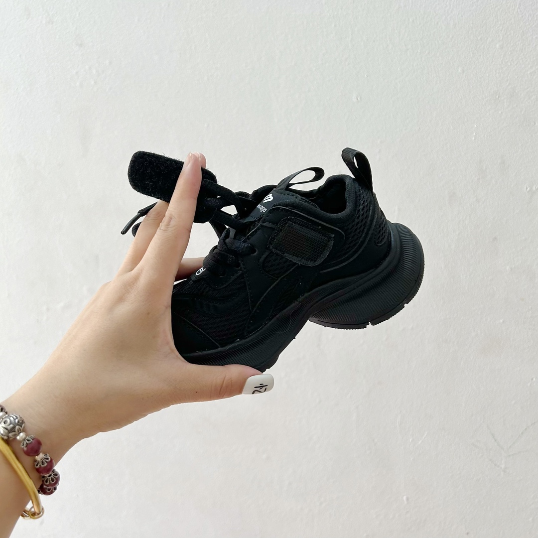 图片[8]-🔗巴黎世家Circuit儿童跑鞋 尺码：26-37码 👟 在孩子们的世界里，一双舒适又酷炫的跑鞋是他们探索新世界的最佳伙伴！🌟✨ 巴黎世家Circuit儿童跑鞋，不仅是一个品牌名的象征，更是小朋友们时尚与运动并存的最佳选择。👠💨 🎨 设计上，这款跑鞋融合了巴黎世家一贯的奢华美学和对细节的极致追求。颜色鲜艳而不失优雅，款式简约却不失个性，每一双鞋都像是艺术品，让孩子们在每一步跳跃中都散发出独特的光芒。🌈 🌱 材质方面，巴黎世家Circuit儿童跑鞋采用了顶级的透气材料，确保小脚丫们在奔跑时也能感受到自由与舒适。鞋子轻巧，支撑力强，为孩子们提供安全的保护，让他们尽情探索户外世界。🌿 🚀 最让人惊喜的是，这款跑鞋还融入了科技元素，提供良好的缓震效果和抓地力，无论是跑道还是草地，都能轻松应对，助力孩子们每一次勇敢的尝试。💪-选品中心