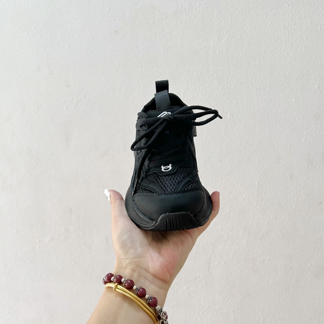 图片[3]-🔗巴黎世家Circuit儿童跑鞋 尺码：26-37码 👟 在孩子们的世界里，一双舒适又酷炫的跑鞋是他们探索新世界的最佳伙伴！🌟✨ 巴黎世家Circuit儿童跑鞋，不仅是一个品牌名的象征，更是小朋友们时尚与运动并存的最佳选择。👠💨 🎨 设计上，这款跑鞋融合了巴黎世家一贯的奢华美学和对细节的极致追求。颜色鲜艳而不失优雅，款式简约却不失个性，每一双鞋都像是艺术品，让孩子们在每一步跳跃中都散发出独特的光芒。🌈 🌱 材质方面，巴黎世家Circuit儿童跑鞋采用了顶级的透气材料，确保小脚丫们在奔跑时也能感受到自由与舒适。鞋子轻巧，支撑力强，为孩子们提供安全的保护，让他们尽情探索户外世界。🌿 🚀 最让人惊喜的是，这款跑鞋还融入了科技元素，提供良好的缓震效果和抓地力，无论是跑道还是草地，都能轻松应对，助力孩子们每一次勇敢的尝试。💪-选品中心