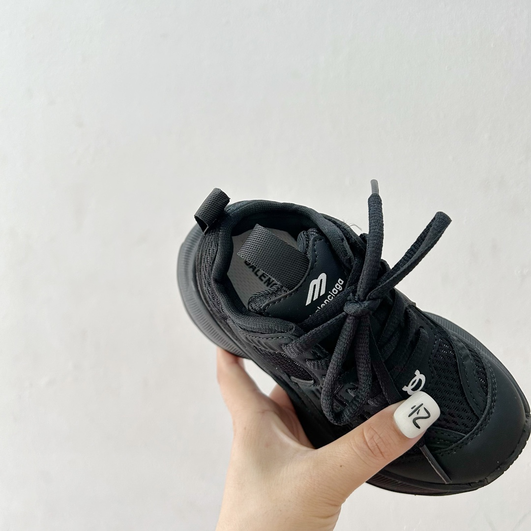 图片[7]-🔗巴黎世家Circuit儿童跑鞋 尺码：26-37码 👟 在孩子们的世界里，一双舒适又酷炫的跑鞋是他们探索新世界的最佳伙伴！🌟✨ 巴黎世家Circuit儿童跑鞋，不仅是一个品牌名的象征，更是小朋友们时尚与运动并存的最佳选择。👠💨 🎨 设计上，这款跑鞋融合了巴黎世家一贯的奢华美学和对细节的极致追求。颜色鲜艳而不失优雅，款式简约却不失个性，每一双鞋都像是艺术品，让孩子们在每一步跳跃中都散发出独特的光芒。🌈 🌱 材质方面，巴黎世家Circuit儿童跑鞋采用了顶级的透气材料，确保小脚丫们在奔跑时也能感受到自由与舒适。鞋子轻巧，支撑力强，为孩子们提供安全的保护，让他们尽情探索户外世界。🌿 🚀 最让人惊喜的是，这款跑鞋还融入了科技元素，提供良好的缓震效果和抓地力，无论是跑道还是草地，都能轻松应对，助力孩子们每一次勇敢的尝试。💪-选品中心