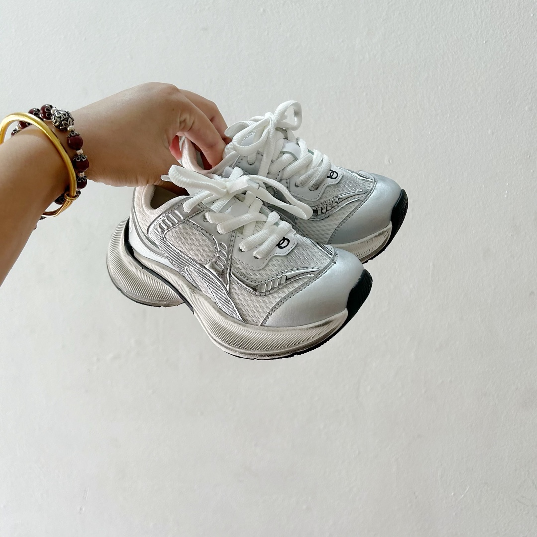 🔗巴黎世家Circuit儿童跑鞋 尺码：26-37码 👟 在孩子们的世界里，一双舒适又酷炫的跑鞋是他们探索新世界的最佳伙伴！🌟✨ 巴黎世家Circuit儿童跑鞋，不仅是一个品牌名的象征，更是小朋友们时尚与运动并存的最佳选择。👠💨 🎨 设计上，这款跑鞋融合了巴黎世家一贯的奢华美学和对细节的极致追求。颜色鲜艳而不失优雅，款式简约却不失个性，每一双鞋都像是艺术品，让孩子们在每一步跳跃中都散发出独特的光芒。🌈 🌱 材质方面，巴黎世家Circuit儿童跑鞋采用了顶级的透气材料，确保小脚丫们在奔跑时也能感受到自由与舒适。鞋子轻巧，支撑力强，为孩子们提供安全的保护，让他们尽情探索户外世界。🌿 🚀 最让人惊喜的是，这款跑鞋还融入了科技元素，提供良好的缓震效果和抓地力，无论是跑道还是草地，都能轻松应对，助力孩子们每一次勇敢的尝试。💪-选品中心