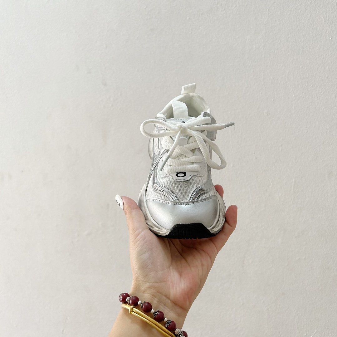 图片[3]-🔗巴黎世家Circuit儿童跑鞋 尺码：26-37码 👟 在孩子们的世界里，一双舒适又酷炫的跑鞋是他们探索新世界的最佳伙伴！🌟✨ 巴黎世家Circuit儿童跑鞋，不仅是一个品牌名的象征，更是小朋友们时尚与运动并存的最佳选择。👠💨 🎨 设计上，这款跑鞋融合了巴黎世家一贯的奢华美学和对细节的极致追求。颜色鲜艳而不失优雅，款式简约却不失个性，每一双鞋都像是艺术品，让孩子们在每一步跳跃中都散发出独特的光芒。🌈 🌱 材质方面，巴黎世家Circuit儿童跑鞋采用了顶级的透气材料，确保小脚丫们在奔跑时也能感受到自由与舒适。鞋子轻巧，支撑力强，为孩子们提供安全的保护，让他们尽情探索户外世界。🌿 🚀 最让人惊喜的是，这款跑鞋还融入了科技元素，提供良好的缓震效果和抓地力，无论是跑道还是草地，都能轻松应对，助力孩子们每一次勇敢的尝试。💪-选品中心