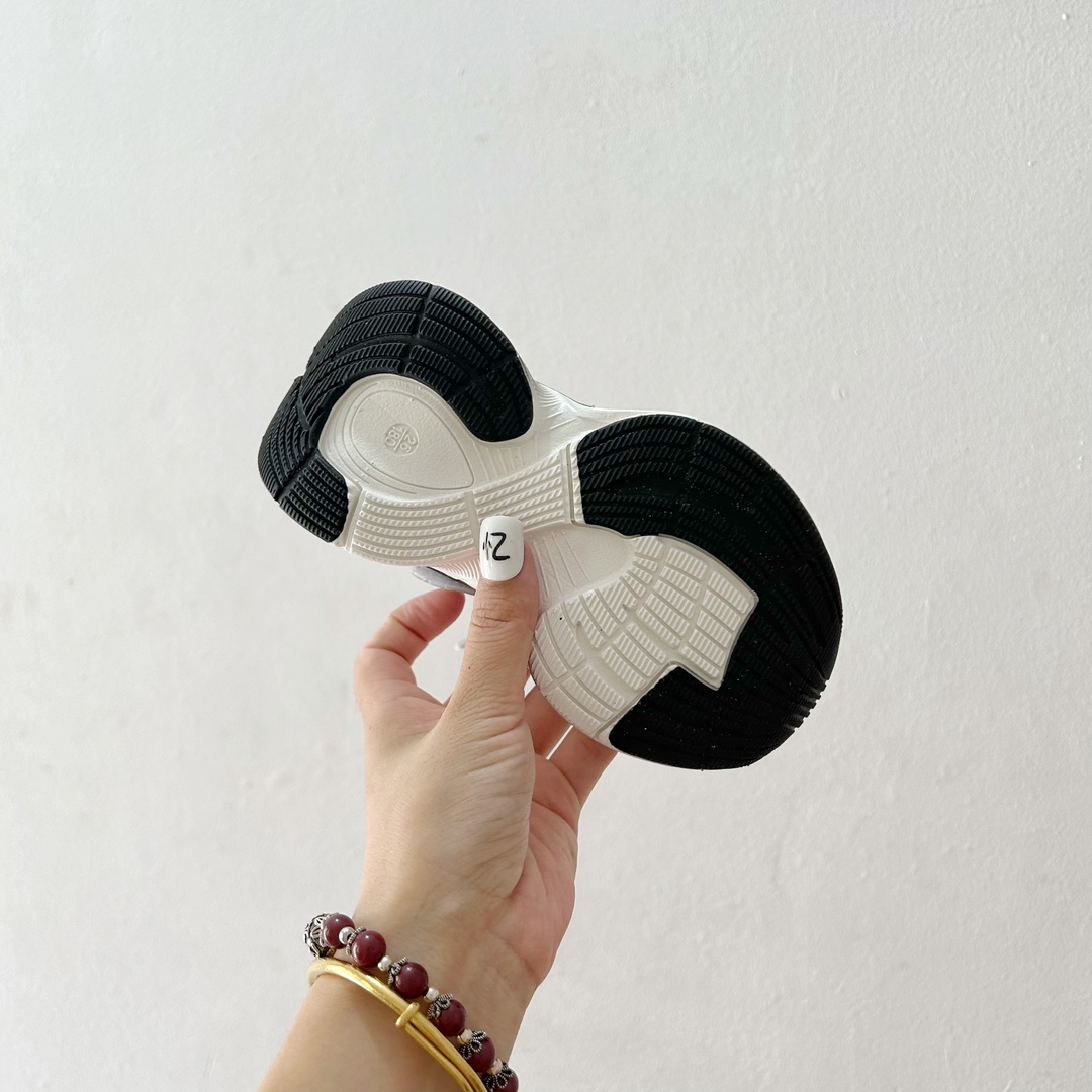 图片[9]-🔗巴黎世家Circuit儿童跑鞋 尺码：26-37码 👟 在孩子们的世界里，一双舒适又酷炫的跑鞋是他们探索新世界的最佳伙伴！🌟✨ 巴黎世家Circuit儿童跑鞋，不仅是一个品牌名的象征，更是小朋友们时尚与运动并存的最佳选择。👠💨 🎨 设计上，这款跑鞋融合了巴黎世家一贯的奢华美学和对细节的极致追求。颜色鲜艳而不失优雅，款式简约却不失个性，每一双鞋都像是艺术品，让孩子们在每一步跳跃中都散发出独特的光芒。🌈 🌱 材质方面，巴黎世家Circuit儿童跑鞋采用了顶级的透气材料，确保小脚丫们在奔跑时也能感受到自由与舒适。鞋子轻巧，支撑力强，为孩子们提供安全的保护，让他们尽情探索户外世界。🌿 🚀 最让人惊喜的是，这款跑鞋还融入了科技元素，提供良好的缓震效果和抓地力，无论是跑道还是草地，都能轻松应对，助力孩子们每一次勇敢的尝试。💪-选品中心