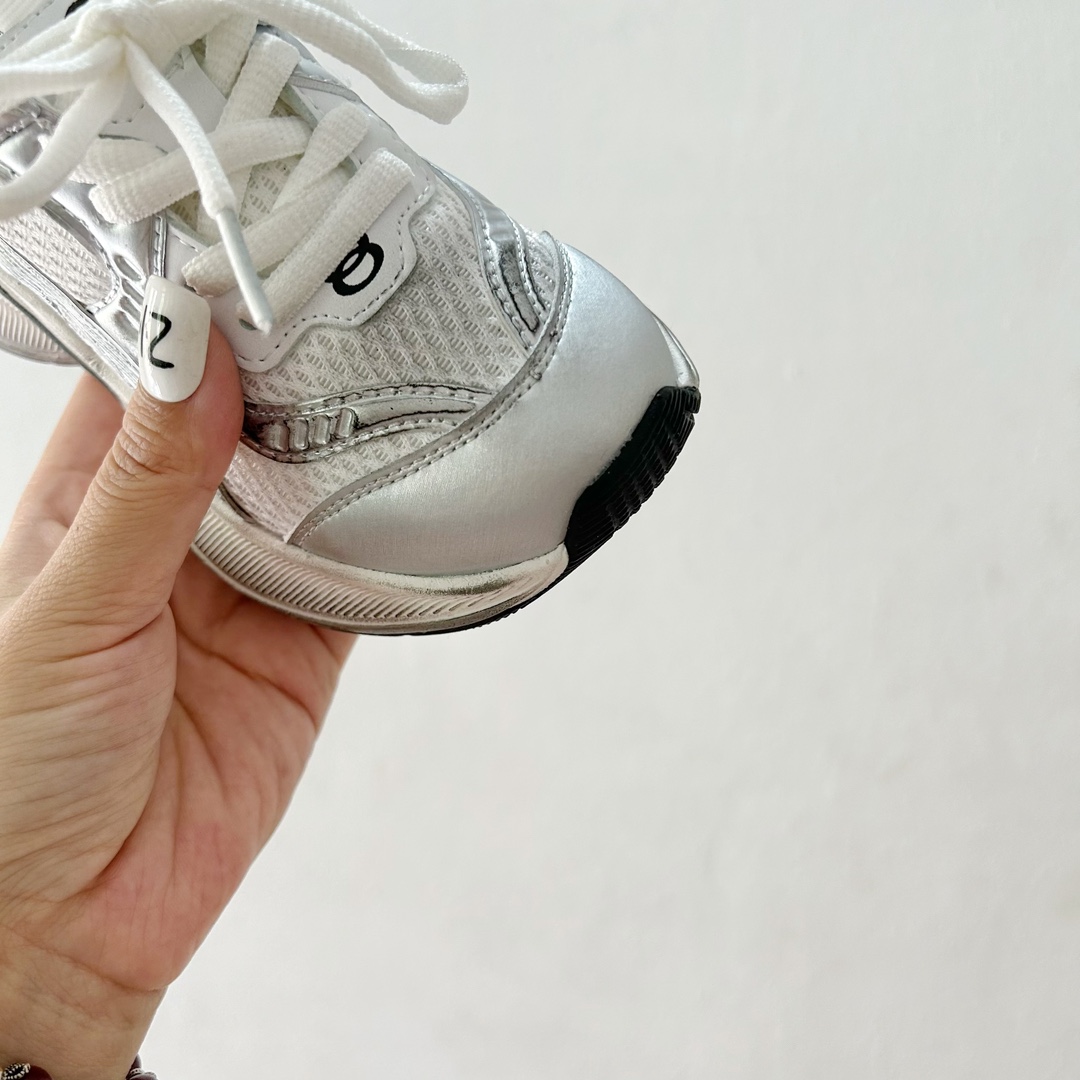 图片[5]-🔗巴黎世家Circuit儿童跑鞋 尺码：26-37码 👟 在孩子们的世界里，一双舒适又酷炫的跑鞋是他们探索新世界的最佳伙伴！🌟✨ 巴黎世家Circuit儿童跑鞋，不仅是一个品牌名的象征，更是小朋友们时尚与运动并存的最佳选择。👠💨 🎨 设计上，这款跑鞋融合了巴黎世家一贯的奢华美学和对细节的极致追求。颜色鲜艳而不失优雅，款式简约却不失个性，每一双鞋都像是艺术品，让孩子们在每一步跳跃中都散发出独特的光芒。🌈 🌱 材质方面，巴黎世家Circuit儿童跑鞋采用了顶级的透气材料，确保小脚丫们在奔跑时也能感受到自由与舒适。鞋子轻巧，支撑力强，为孩子们提供安全的保护，让他们尽情探索户外世界。🌿 🚀 最让人惊喜的是，这款跑鞋还融入了科技元素，提供良好的缓震效果和抓地力，无论是跑道还是草地，都能轻松应对，助力孩子们每一次勇敢的尝试。💪-选品中心