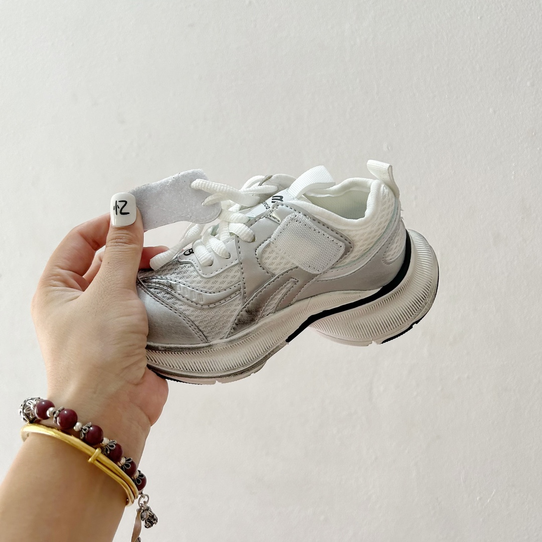 图片[8]-🔗巴黎世家Circuit儿童跑鞋 尺码：26-37码 👟 在孩子们的世界里，一双舒适又酷炫的跑鞋是他们探索新世界的最佳伙伴！🌟✨ 巴黎世家Circuit儿童跑鞋，不仅是一个品牌名的象征，更是小朋友们时尚与运动并存的最佳选择。👠💨 🎨 设计上，这款跑鞋融合了巴黎世家一贯的奢华美学和对细节的极致追求。颜色鲜艳而不失优雅，款式简约却不失个性，每一双鞋都像是艺术品，让孩子们在每一步跳跃中都散发出独特的光芒。🌈 🌱 材质方面，巴黎世家Circuit儿童跑鞋采用了顶级的透气材料，确保小脚丫们在奔跑时也能感受到自由与舒适。鞋子轻巧，支撑力强，为孩子们提供安全的保护，让他们尽情探索户外世界。🌿 🚀 最让人惊喜的是，这款跑鞋还融入了科技元素，提供良好的缓震效果和抓地力，无论是跑道还是草地，都能轻松应对，助力孩子们每一次勇敢的尝试。💪-选品中心