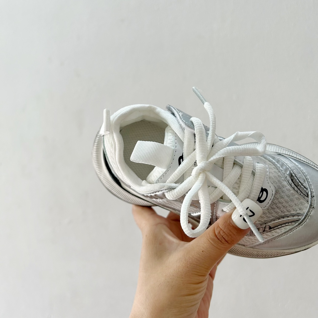 图片[7]-🔗巴黎世家Circuit儿童跑鞋 尺码：26-37码 👟 在孩子们的世界里，一双舒适又酷炫的跑鞋是他们探索新世界的最佳伙伴！🌟✨ 巴黎世家Circuit儿童跑鞋，不仅是一个品牌名的象征，更是小朋友们时尚与运动并存的最佳选择。👠💨 🎨 设计上，这款跑鞋融合了巴黎世家一贯的奢华美学和对细节的极致追求。颜色鲜艳而不失优雅，款式简约却不失个性，每一双鞋都像是艺术品，让孩子们在每一步跳跃中都散发出独特的光芒。🌈 🌱 材质方面，巴黎世家Circuit儿童跑鞋采用了顶级的透气材料，确保小脚丫们在奔跑时也能感受到自由与舒适。鞋子轻巧，支撑力强，为孩子们提供安全的保护，让他们尽情探索户外世界。🌿 🚀 最让人惊喜的是，这款跑鞋还融入了科技元素，提供良好的缓震效果和抓地力，无论是跑道还是草地，都能轻松应对，助力孩子们每一次勇敢的尝试。💪-选品中心