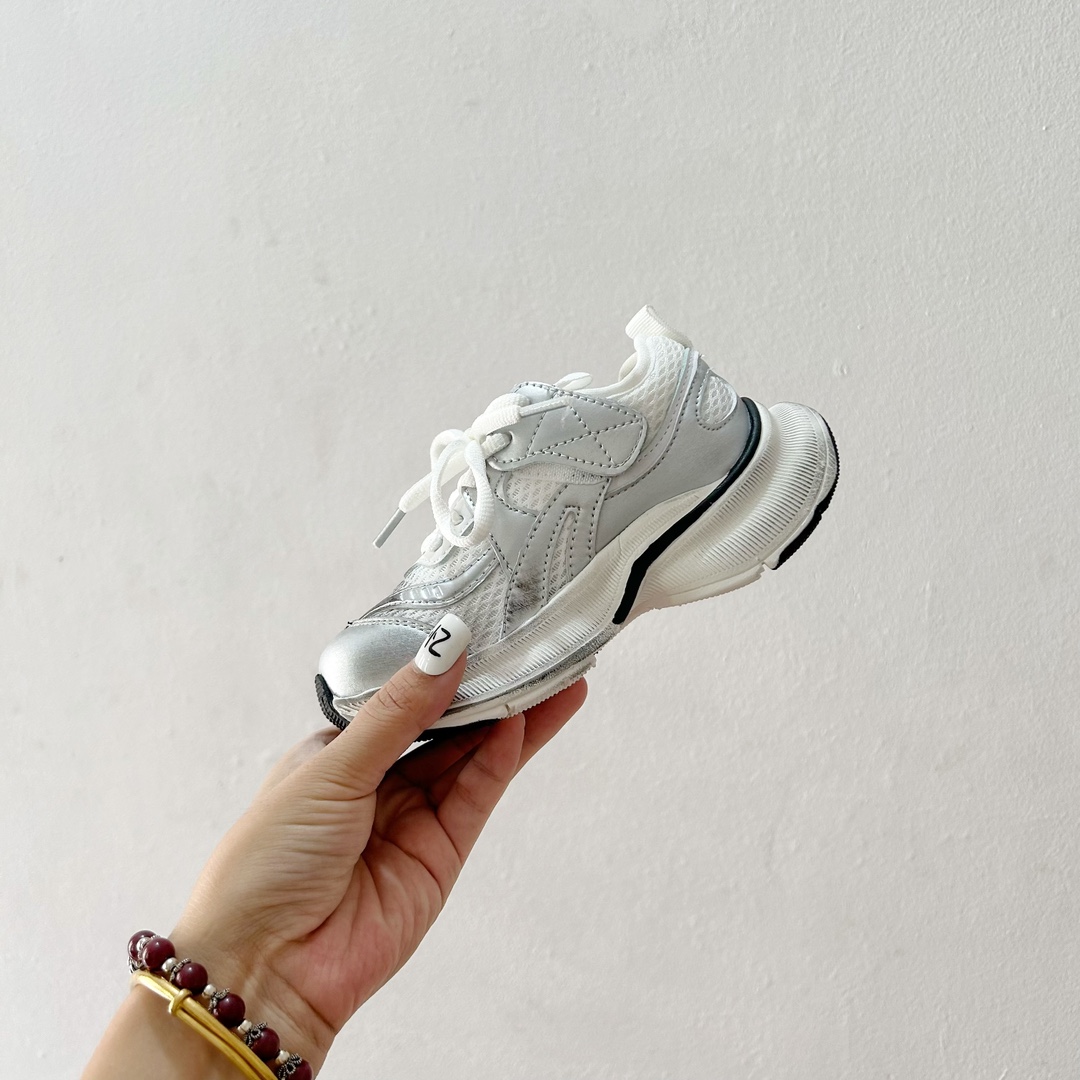 图片[4]-🔗巴黎世家Circuit儿童跑鞋 尺码：26-37码 👟 在孩子们的世界里，一双舒适又酷炫的跑鞋是他们探索新世界的最佳伙伴！🌟✨ 巴黎世家Circuit儿童跑鞋，不仅是一个品牌名的象征，更是小朋友们时尚与运动并存的最佳选择。👠💨 🎨 设计上，这款跑鞋融合了巴黎世家一贯的奢华美学和对细节的极致追求。颜色鲜艳而不失优雅，款式简约却不失个性，每一双鞋都像是艺术品，让孩子们在每一步跳跃中都散发出独特的光芒。🌈 🌱 材质方面，巴黎世家Circuit儿童跑鞋采用了顶级的透气材料，确保小脚丫们在奔跑时也能感受到自由与舒适。鞋子轻巧，支撑力强，为孩子们提供安全的保护，让他们尽情探索户外世界。🌿 🚀 最让人惊喜的是，这款跑鞋还融入了科技元素，提供良好的缓震效果和抓地力，无论是跑道还是草地，都能轻松应对，助力孩子们每一次勇敢的尝试。💪-选品中心