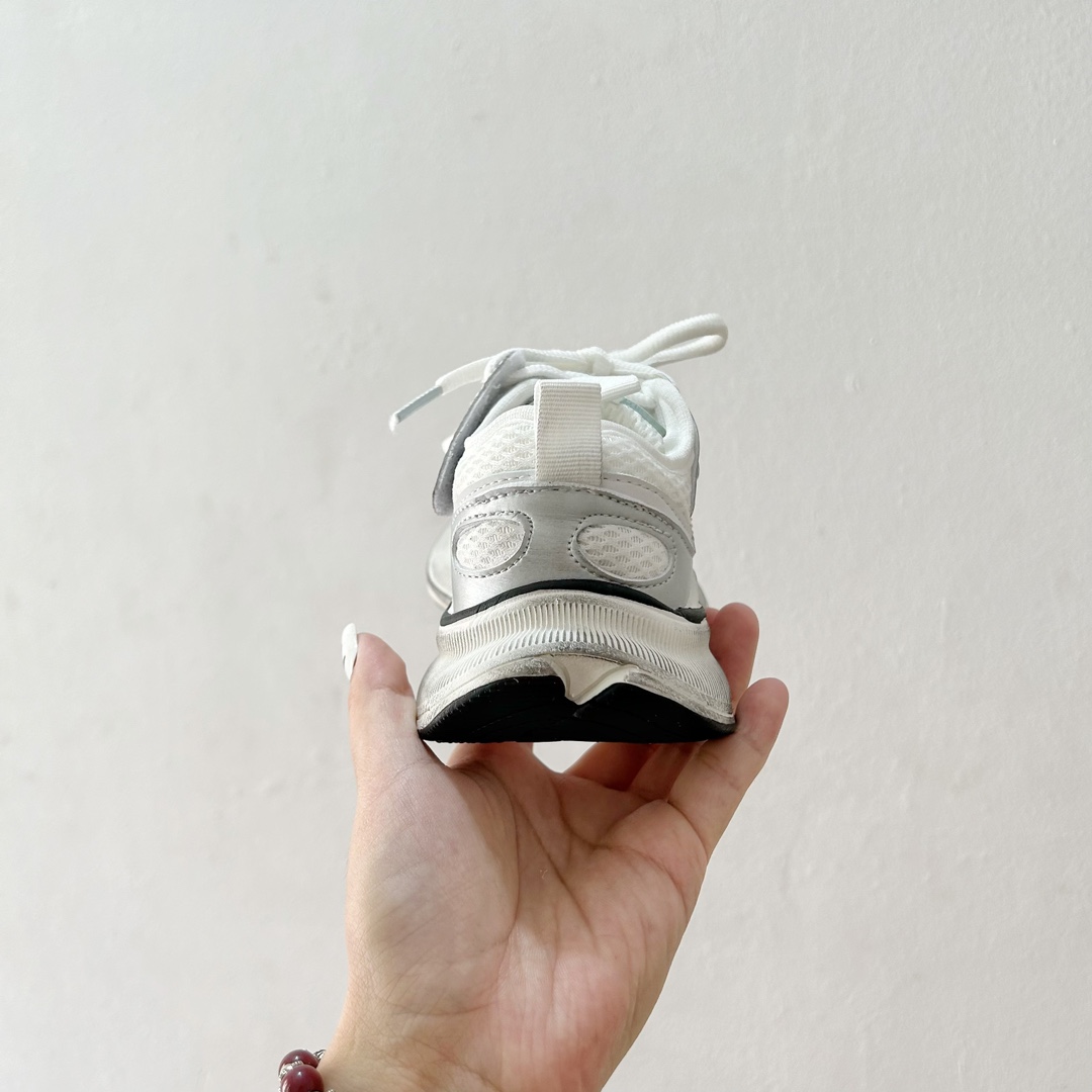 图片[6]-🔗巴黎世家Circuit儿童跑鞋 尺码：26-37码 👟 在孩子们的世界里，一双舒适又酷炫的跑鞋是他们探索新世界的最佳伙伴！🌟✨ 巴黎世家Circuit儿童跑鞋，不仅是一个品牌名的象征，更是小朋友们时尚与运动并存的最佳选择。👠💨 🎨 设计上，这款跑鞋融合了巴黎世家一贯的奢华美学和对细节的极致追求。颜色鲜艳而不失优雅，款式简约却不失个性，每一双鞋都像是艺术品，让孩子们在每一步跳跃中都散发出独特的光芒。🌈 🌱 材质方面，巴黎世家Circuit儿童跑鞋采用了顶级的透气材料，确保小脚丫们在奔跑时也能感受到自由与舒适。鞋子轻巧，支撑力强，为孩子们提供安全的保护，让他们尽情探索户外世界。🌿 🚀 最让人惊喜的是，这款跑鞋还融入了科技元素，提供良好的缓震效果和抓地力，无论是跑道还是草地，都能轻松应对，助力孩子们每一次勇敢的尝试。💪-选品中心