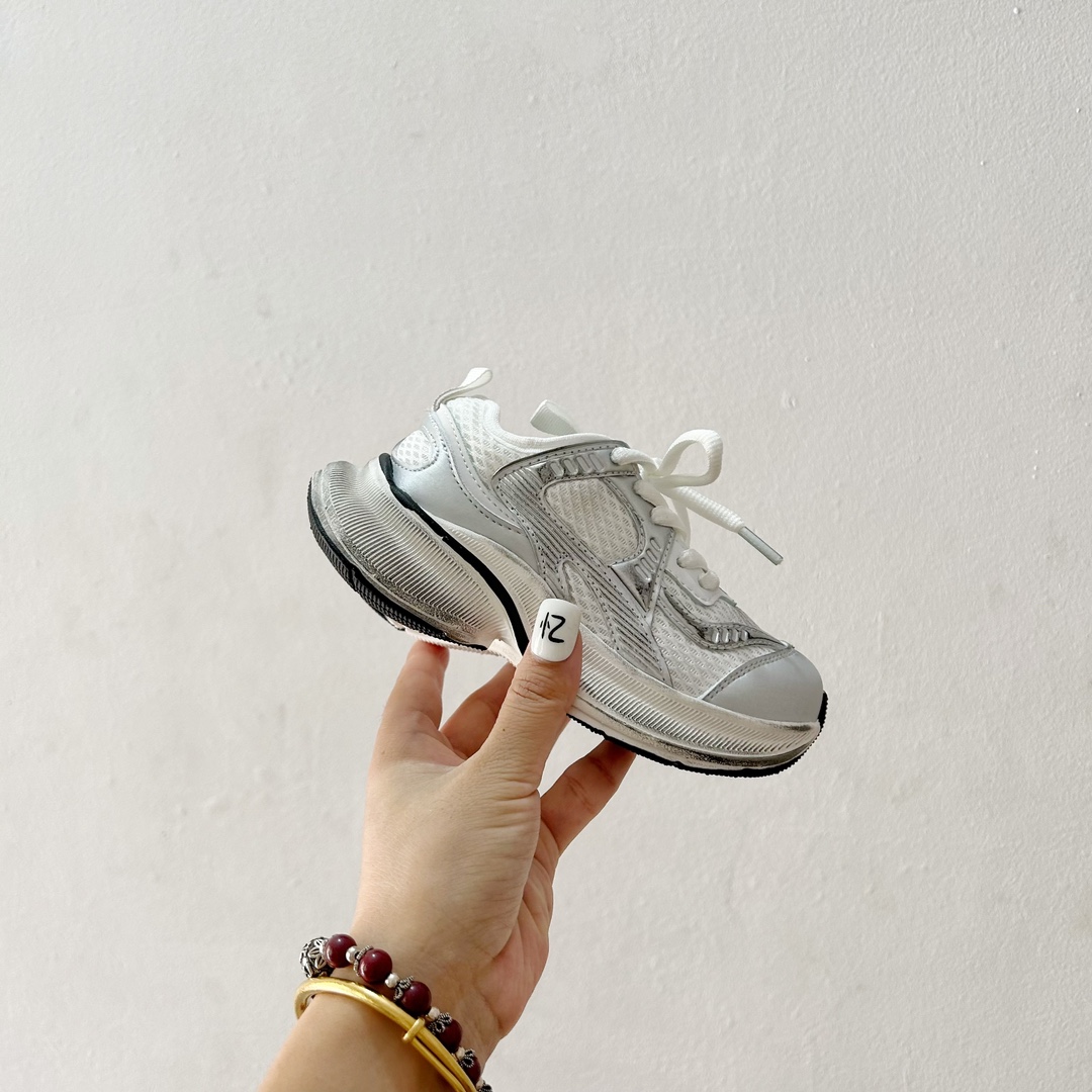 图片[2]-🔗巴黎世家Circuit儿童跑鞋 尺码：26-37码 👟 在孩子们的世界里，一双舒适又酷炫的跑鞋是他们探索新世界的最佳伙伴！🌟✨ 巴黎世家Circuit儿童跑鞋，不仅是一个品牌名的象征，更是小朋友们时尚与运动并存的最佳选择。👠💨 🎨 设计上，这款跑鞋融合了巴黎世家一贯的奢华美学和对细节的极致追求。颜色鲜艳而不失优雅，款式简约却不失个性，每一双鞋都像是艺术品，让孩子们在每一步跳跃中都散发出独特的光芒。🌈 🌱 材质方面，巴黎世家Circuit儿童跑鞋采用了顶级的透气材料，确保小脚丫们在奔跑时也能感受到自由与舒适。鞋子轻巧，支撑力强，为孩子们提供安全的保护，让他们尽情探索户外世界。🌿 🚀 最让人惊喜的是，这款跑鞋还融入了科技元素，提供良好的缓震效果和抓地力，无论是跑道还是草地，都能轻松应对，助力孩子们每一次勇敢的尝试。💪-选品中心