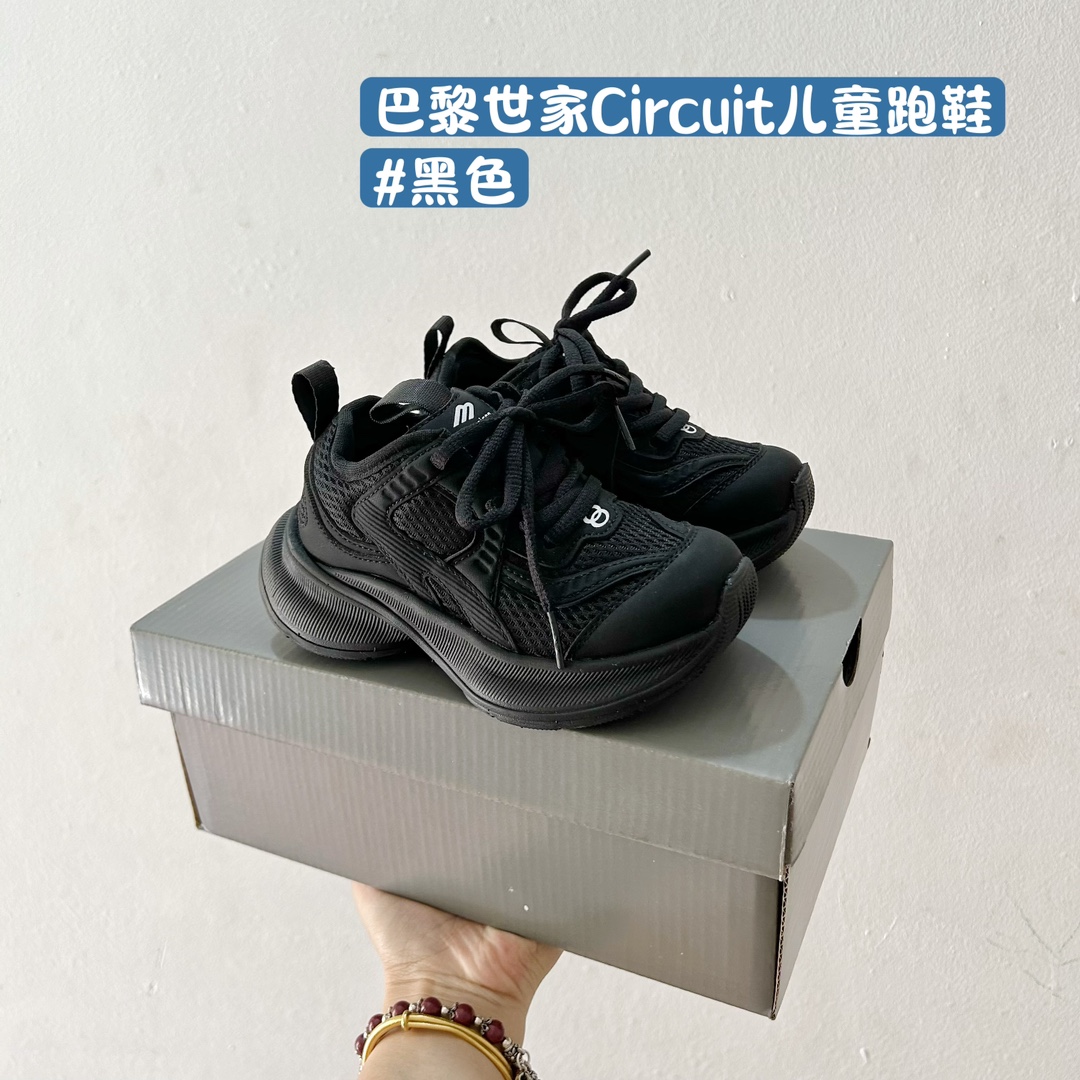 图片[4]-🚦配色合集🔻 🔗巴黎世家Circuit儿童跑鞋 尺码：26-37码 👟 在孩子们的世界里，一双舒适又酷炫的跑鞋是他们探索新世界的最佳伙伴！🌟✨ 巴黎世家Circuit儿童跑鞋，不仅是一个品牌名的象征，更是小朋友们时尚与运动并存的最佳选择。👠💨 🎨 设计上，这款跑鞋融合了巴黎世家一贯的奢华美学和对细节的极致追求。颜色鲜艳而不失优雅，款式简约却不失个性，每一双鞋都像是艺术品，让孩子们在每一步跳跃中都散发出独特的光芒。🌈1 🌱 材质方面，巴黎世家Circuit儿童跑鞋采用了顶级的透气材料，确保小脚丫们在奔跑时也能感受到自由与舒适。鞋子轻巧，支撑力强，为孩子们提供安全的保护，让他们尽情探索户外世界。🌿 🚀 最让人惊喜的是，这款跑鞋还融入了科技元素，提供良好的缓震效果和抓地力，无论是跑道还是草地，都能轻松应对，助力孩子们每一次勇敢的尝试。💪-选品中心
