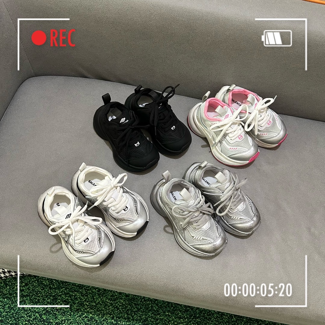 图片[9]-🚦配色合集🔻 🔗巴黎世家Circuit儿童跑鞋 尺码：26-37码 👟 在孩子们的世界里，一双舒适又酷炫的跑鞋是他们探索新世界的最佳伙伴！🌟✨ 巴黎世家Circuit儿童跑鞋，不仅是一个品牌名的象征，更是小朋友们时尚与运动并存的最佳选择。👠💨 🎨 设计上，这款跑鞋融合了巴黎世家一贯的奢华美学和对细节的极致追求。颜色鲜艳而不失优雅，款式简约却不失个性，每一双鞋都像是艺术品，让孩子们在每一步跳跃中都散发出独特的光芒。🌈1 🌱 材质方面，巴黎世家Circuit儿童跑鞋采用了顶级的透气材料，确保小脚丫们在奔跑时也能感受到自由与舒适。鞋子轻巧，支撑力强，为孩子们提供安全的保护，让他们尽情探索户外世界。🌿 🚀 最让人惊喜的是，这款跑鞋还融入了科技元素，提供良好的缓震效果和抓地力，无论是跑道还是草地，都能轻松应对，助力孩子们每一次勇敢的尝试。💪-选品中心