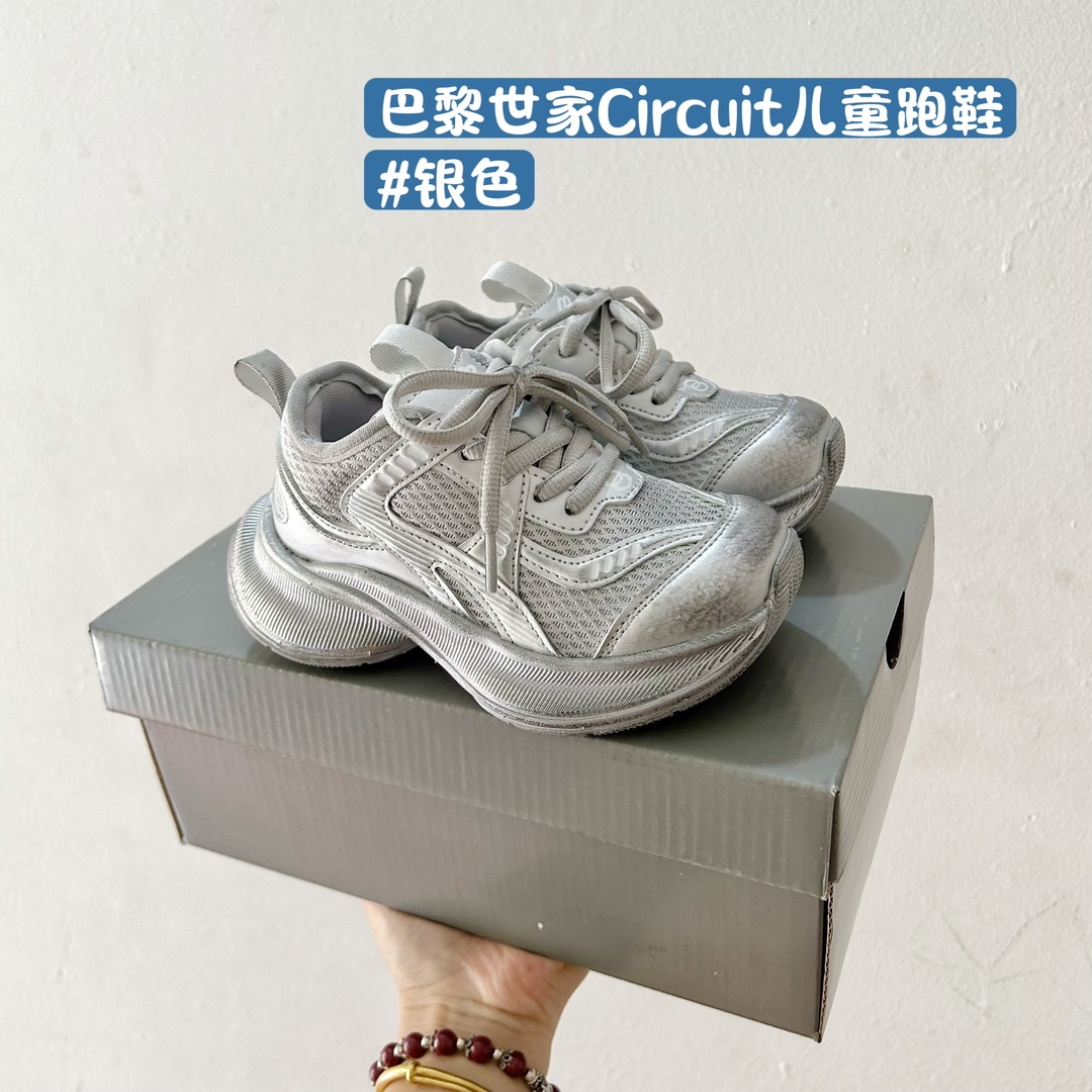 图片[3]-🚦配色合集🔻 🔗巴黎世家Circuit儿童跑鞋 尺码：26-37码 👟 在孩子们的世界里，一双舒适又酷炫的跑鞋是他们探索新世界的最佳伙伴！🌟✨ 巴黎世家Circuit儿童跑鞋，不仅是一个品牌名的象征，更是小朋友们时尚与运动并存的最佳选择。👠💨 🎨 设计上，这款跑鞋融合了巴黎世家一贯的奢华美学和对细节的极致追求。颜色鲜艳而不失优雅，款式简约却不失个性，每一双鞋都像是艺术品，让孩子们在每一步跳跃中都散发出独特的光芒。🌈1 🌱 材质方面，巴黎世家Circuit儿童跑鞋采用了顶级的透气材料，确保小脚丫们在奔跑时也能感受到自由与舒适。鞋子轻巧，支撑力强，为孩子们提供安全的保护，让他们尽情探索户外世界。🌿 🚀 最让人惊喜的是，这款跑鞋还融入了科技元素，提供良好的缓震效果和抓地力，无论是跑道还是草地，都能轻松应对，助力孩子们每一次勇敢的尝试。💪-选品中心