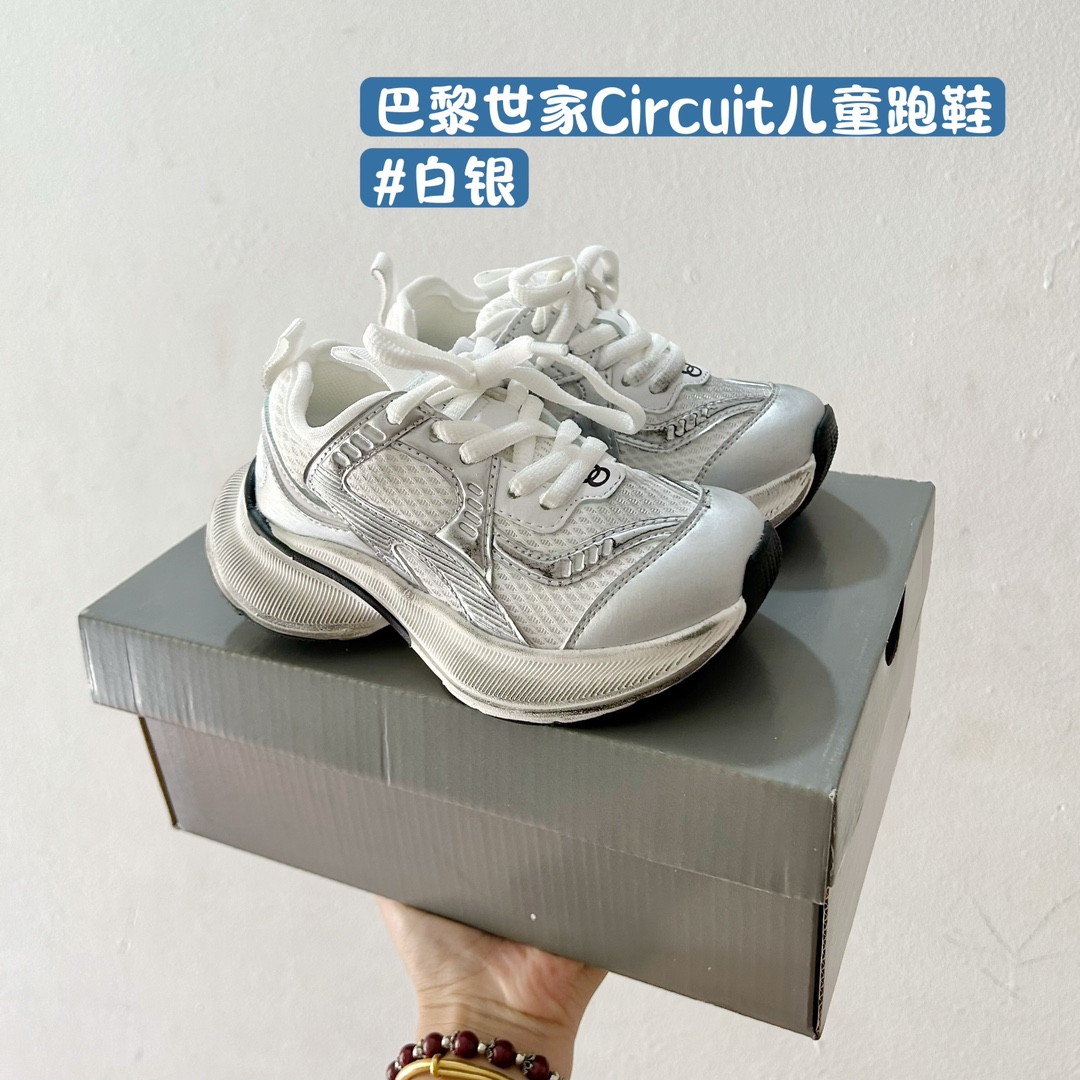 🚦配色合集🔻 🔗巴黎世家Circuit儿童跑鞋 尺码：26-37码 👟 在孩子们的世界里，一双舒适又酷炫的跑鞋是他们探索新世界的最佳伙伴！🌟✨ 巴黎世家Circuit儿童跑鞋，不仅是一个品牌名的象征，更是小朋友们时尚与运动并存的最佳选择。👠💨 🎨 设计上，这款跑鞋融合了巴黎世家一贯的奢华美学和对细节的极致追求。颜色鲜艳而不失优雅，款式简约却不失个性，每一双鞋都像是艺术品，让孩子们在每一步跳跃中都散发出独特的光芒。🌈1 🌱 材质方面，巴黎世家Circuit儿童跑鞋采用了顶级的透气材料，确保小脚丫们在奔跑时也能感受到自由与舒适。鞋子轻巧，支撑力强，为孩子们提供安全的保护，让他们尽情探索户外世界。🌿 🚀 最让人惊喜的是，这款跑鞋还融入了科技元素，提供良好的缓震效果和抓地力，无论是跑道还是草地，都能轻松应对，助力孩子们每一次勇敢的尝试。💪-选品中心