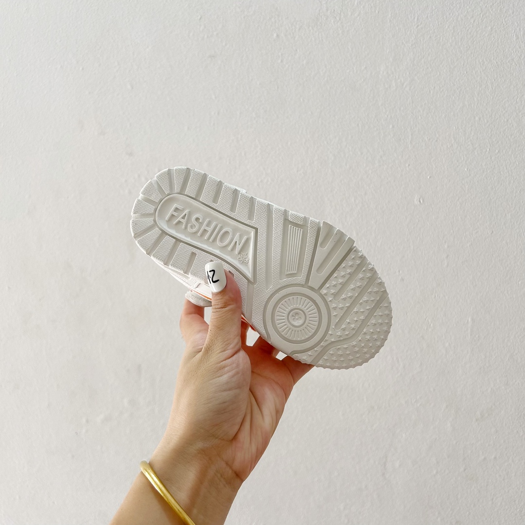 图片[9]-🔗 LV小胖丁儿童板鞋 尺码：26-37码 🌟 想给宝贝的小小脚丫穿上大牌时尚？LV的小胖丁儿童板鞋绝对是个亮眼选择！它不仅设计独特，而且舒适度满分，让宝贝每一步都踏着轻盈与自信的步伐👣。 👟 首先，外观上，LV的小胖丁儿童板鞋采用经典的LV图案，配色丰富，无论是喜欢低调的小朋友，还是追求个性的小超模，都能找到适合自己的那一款。而且鞋面采用了高质量的材料，不仅美观，更耐穿耐磨，经得起宝贝们的捣蛋考验！ 🔥 材质方面，这款儿童板鞋内里采用了柔软的绒面材质，加上可调节的鞋带设计，确保鞋子既贴合又透气，即使是长时间穿着也不会感到闷热或束缚。鞋底采用了轻便且抓地力强的材料，无论是室内游戏还是室外探索，都能提供稳定的支撑，保护宝贝们健康成长。-选品中心