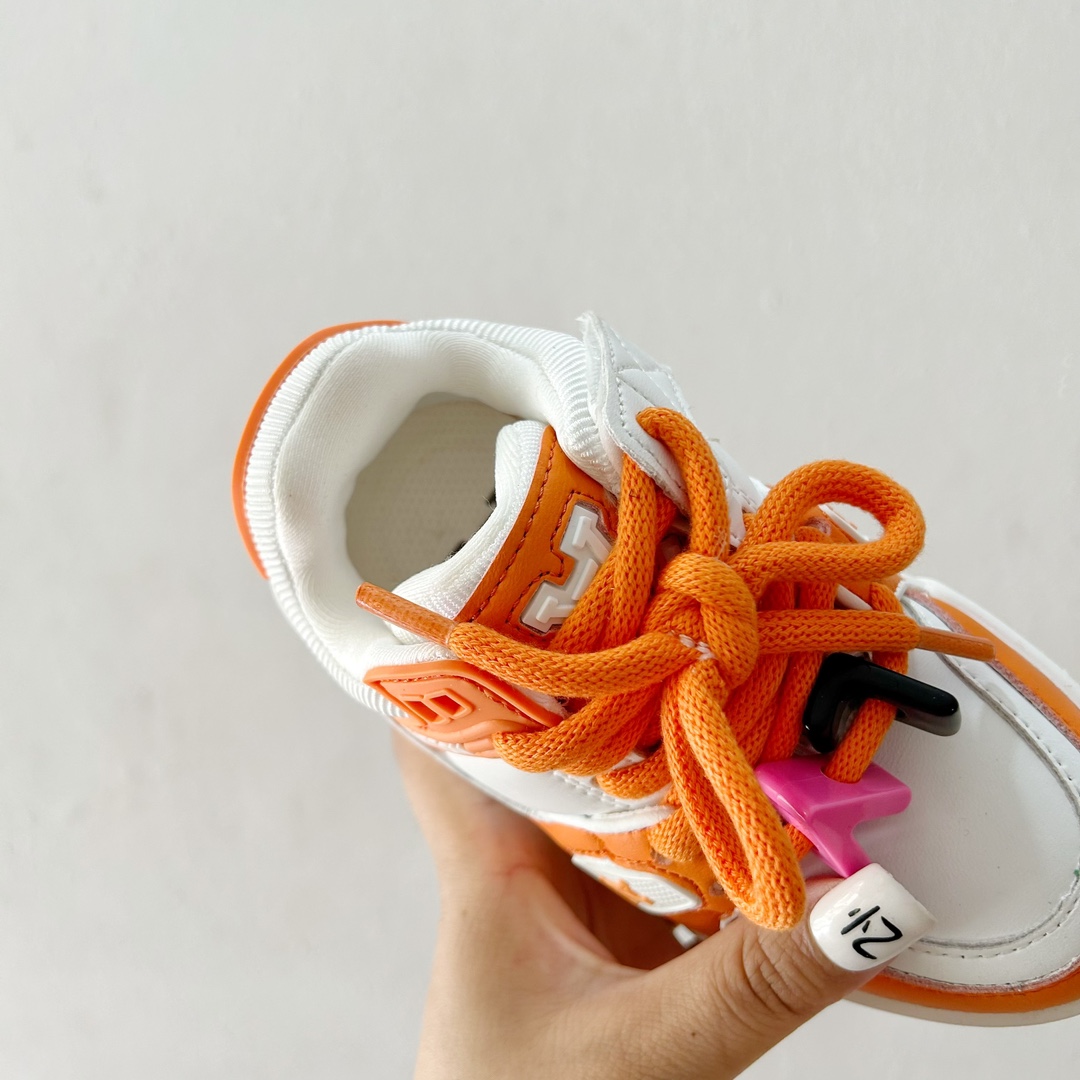 图片[7]-🔗 LV小胖丁儿童板鞋 尺码：26-37码 🌟 想给宝贝的小小脚丫穿上大牌时尚？LV的小胖丁儿童板鞋绝对是个亮眼选择！它不仅设计独特，而且舒适度满分，让宝贝每一步都踏着轻盈与自信的步伐👣。 👟 首先，外观上，LV的小胖丁儿童板鞋采用经典的LV图案，配色丰富，无论是喜欢低调的小朋友，还是追求个性的小超模，都能找到适合自己的那一款。而且鞋面采用了高质量的材料，不仅美观，更耐穿耐磨，经得起宝贝们的捣蛋考验！ 🔥 材质方面，这款儿童板鞋内里采用了柔软的绒面材质，加上可调节的鞋带设计，确保鞋子既贴合又透气，即使是长时间穿着也不会感到闷热或束缚。鞋底采用了轻便且抓地力强的材料，无论是室内游戏还是室外探索，都能提供稳定的支撑，保护宝贝们健康成长。-选品中心